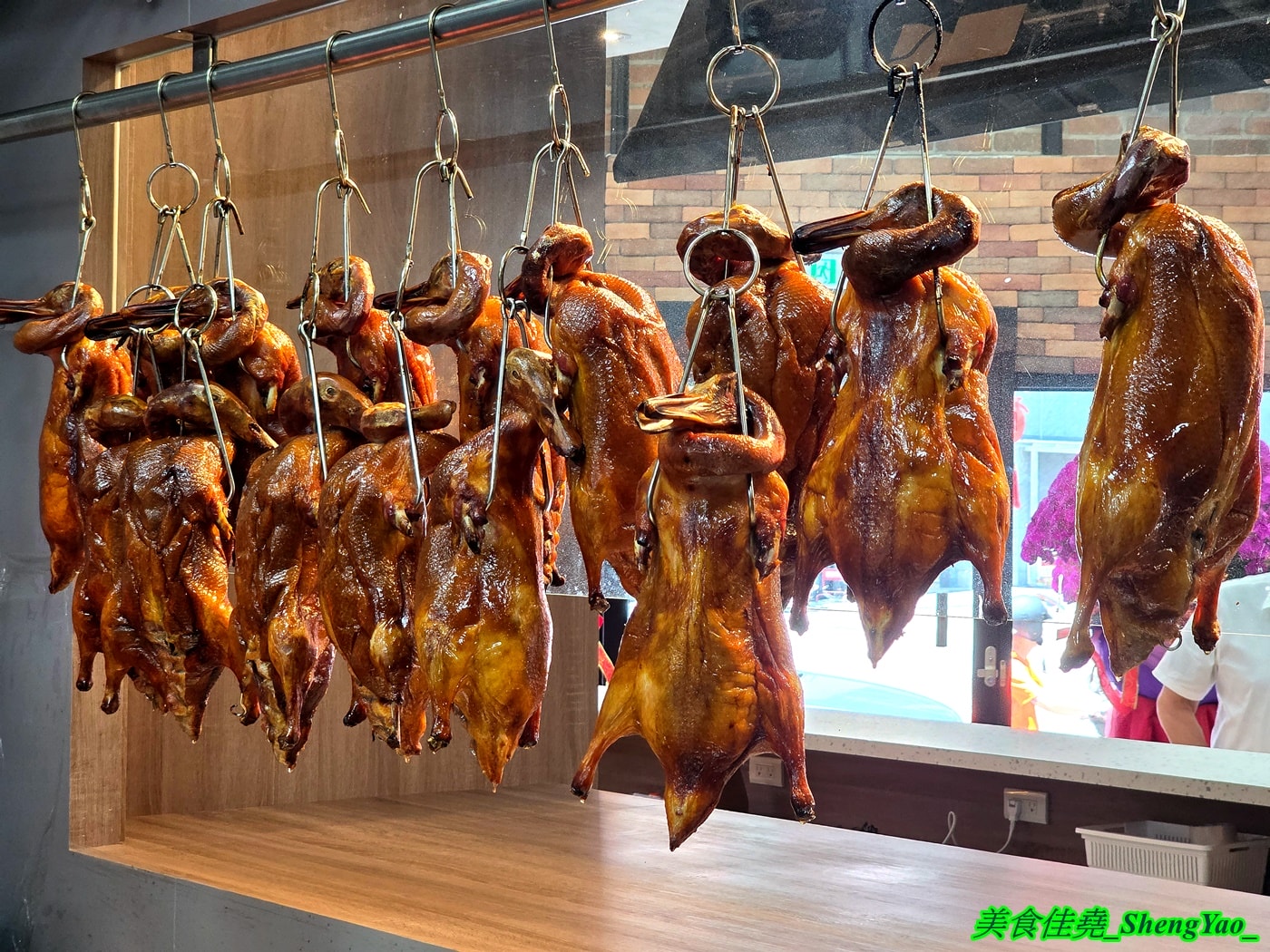 [台中太平]鴨大哥港式脆皮烤鴨 太平店 – 從海線沙鹿發跡的傳奇烤鴨店，吃法多樣，口味獨特，太平店有設置內用區還有賣燒鴨飯、叉燒飯。