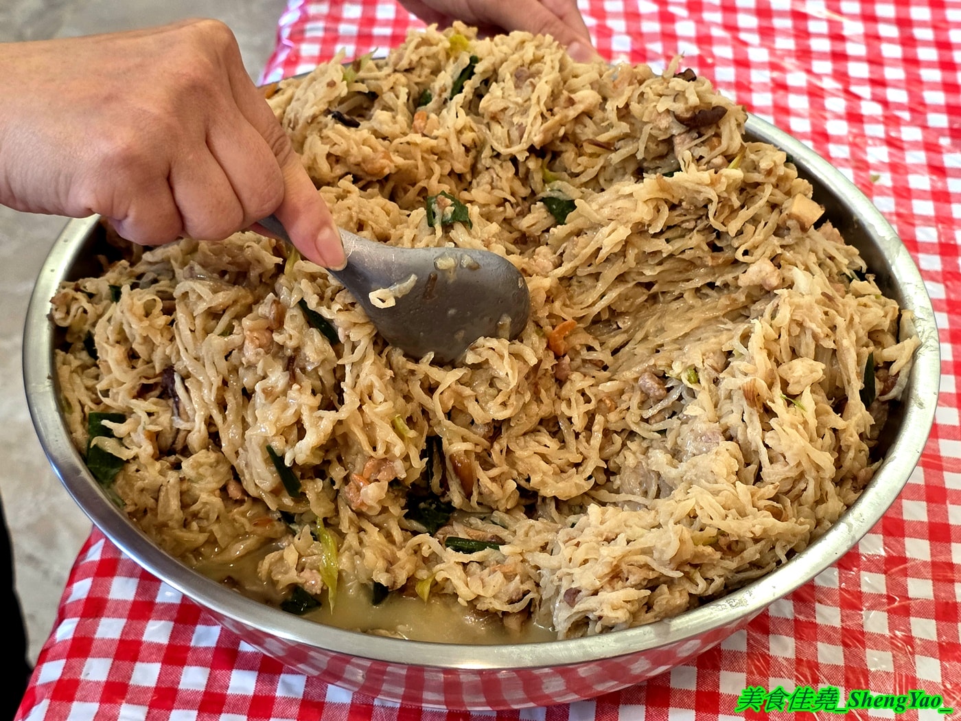 [台中清水]外婆的包粿 – 海線罕見的客家美食，當日現包客家菜包和艾草粿，口味多樣，用料實在，內餡包好包滿，一次買十顆還會送一顆。
