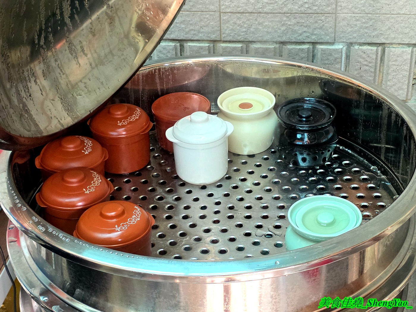 [台中沙鹿]第一站瓦罐湯 – 海線也能喝得到道地的江西南昌瓦罐湯啦，口味多樣還有經典的皮蛋肉餅湯，用料實在，價格便宜，一個湯加一個拌粉100元左右就能吃飽飽。