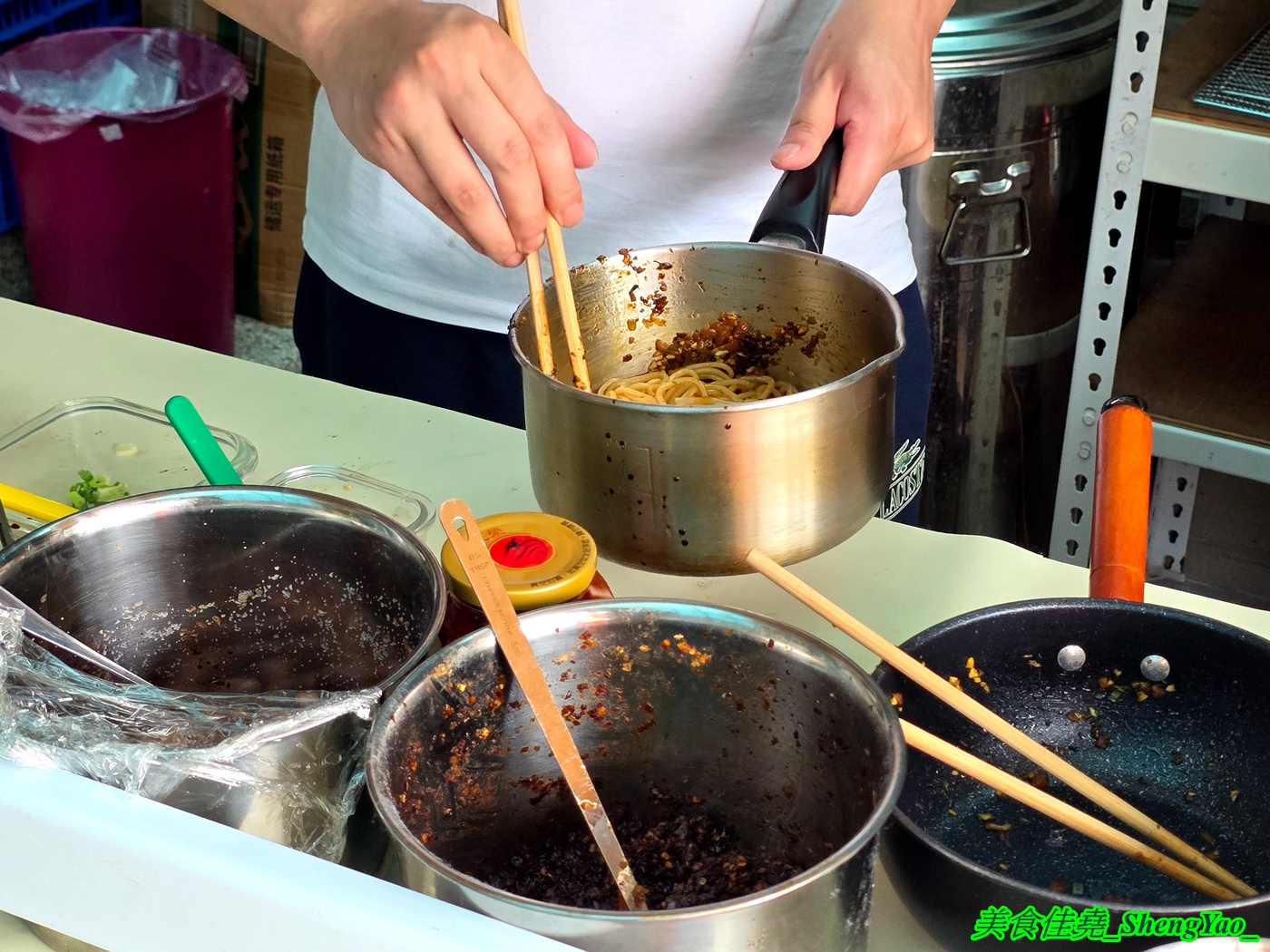 [台中沙鹿]第一站瓦罐湯 – 海線也能喝得到道地的江西南昌瓦罐湯啦，口味多樣還有經典的皮蛋肉餅湯，用料實在，價格便宜，一個湯加一個拌粉100元左右就能吃飽飽。