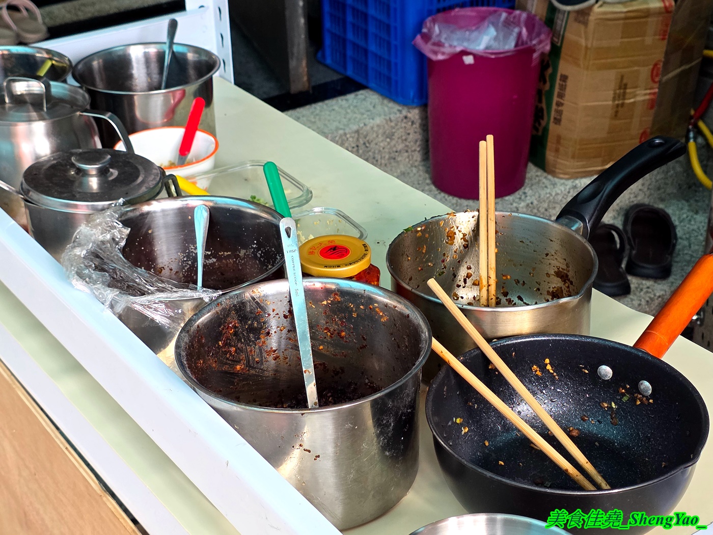 [台中沙鹿]第一站瓦罐湯 – 海線也能喝得到道地的江西南昌瓦罐湯啦，口味多樣還有經典的皮蛋肉餅湯，用料實在，價格便宜，一個湯加一個拌粉100元左右就能吃飽飽。