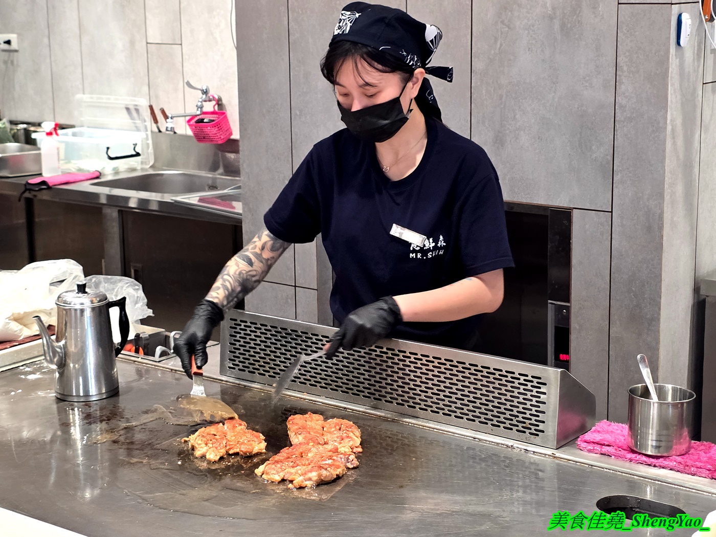 [台中沙鹿]食鮮森鐵板燒 – 海線沙鹿新開幕鐵板燒，有罕見的包手女師傅，青菜可無限續，自助吧除了白飯湯品飲料冰品還有蛋炒飯和小炒料理。