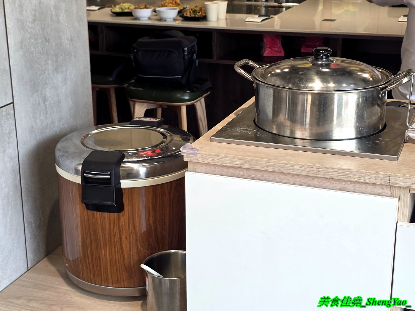 [台中沙鹿]食鮮森鐵板燒 – 海線沙鹿新開幕鐵板燒，有罕見的包手女師傅，青菜可無限續，自助吧除了白飯湯品飲料冰品還有蛋炒飯和小炒料理。