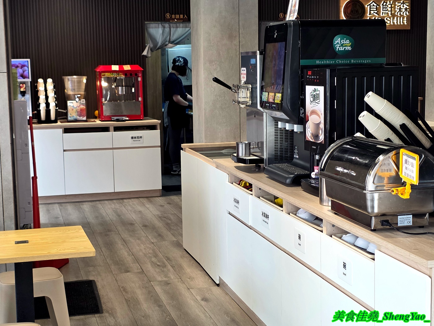 [台中沙鹿]食鮮森鐵板燒 – 海線沙鹿新開幕鐵板燒，有罕見的包手女師傅，青菜可無限續，自助吧除了白飯湯品飲料冰品還有蛋炒飯和小炒料理。