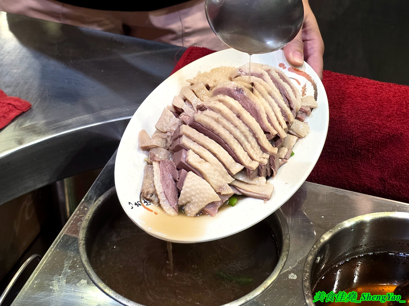 [台中沙鹿]華山鵝肉 – 北漂上來的嘉義鵝肉名店，有鹹水鵝和燻茶鵝兩種可選，鵝肉部位價格明確，合理又不貴，5/29開幕連續六天鵝肉飯小碗內用一律只要10元。