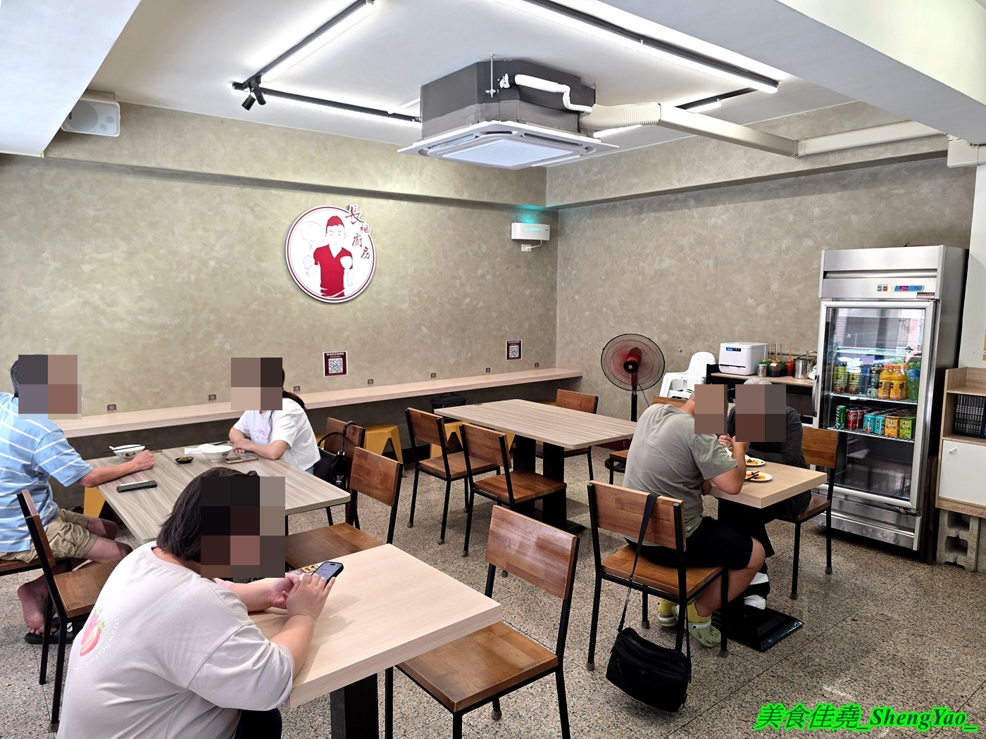 [台中梧棲]長袖廚房 – 海線首見鴛鴦牛肉麵，一個碗能吃到兩種不同口味的麵，可以隨時切換口味，還能跟朋友一人吃一邊。