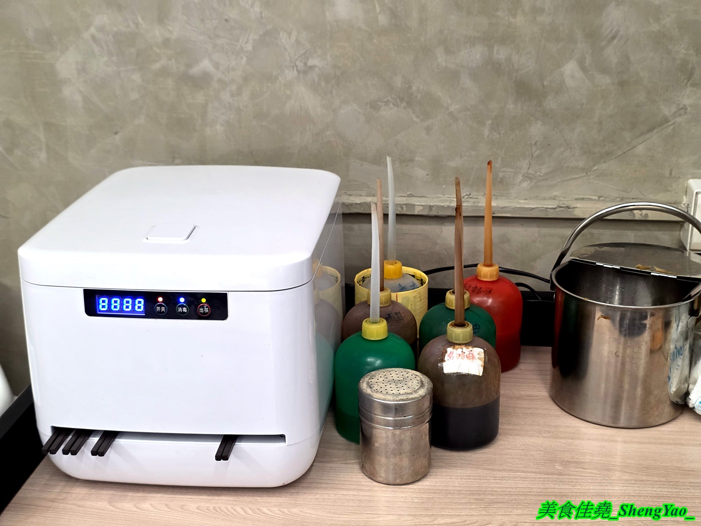[台中梧棲]長袖廚房 – 海線首見鴛鴦牛肉麵，一個碗能吃到兩種不同口味的麵，可以隨時切換口味，還能跟朋友一人吃一邊。