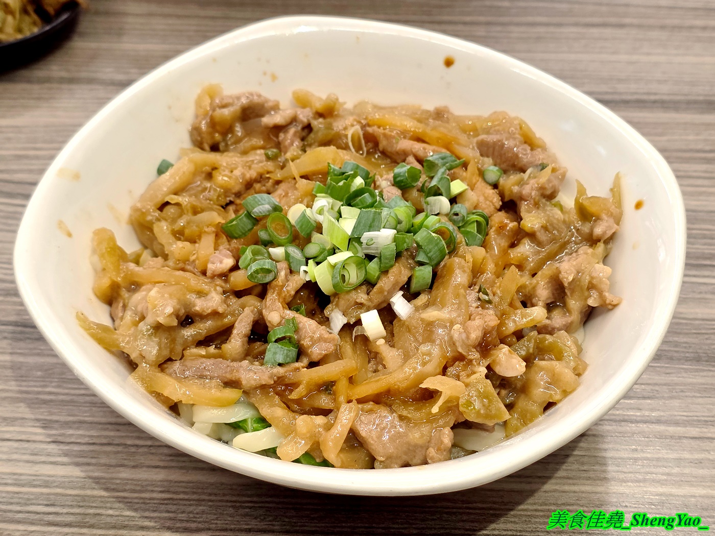 [台中梧棲]長袖廚房 – 海線首見鴛鴦牛肉麵，一個碗能吃到兩種不同口味的麵，可以隨時切換口味，還能跟朋友一人吃一邊。