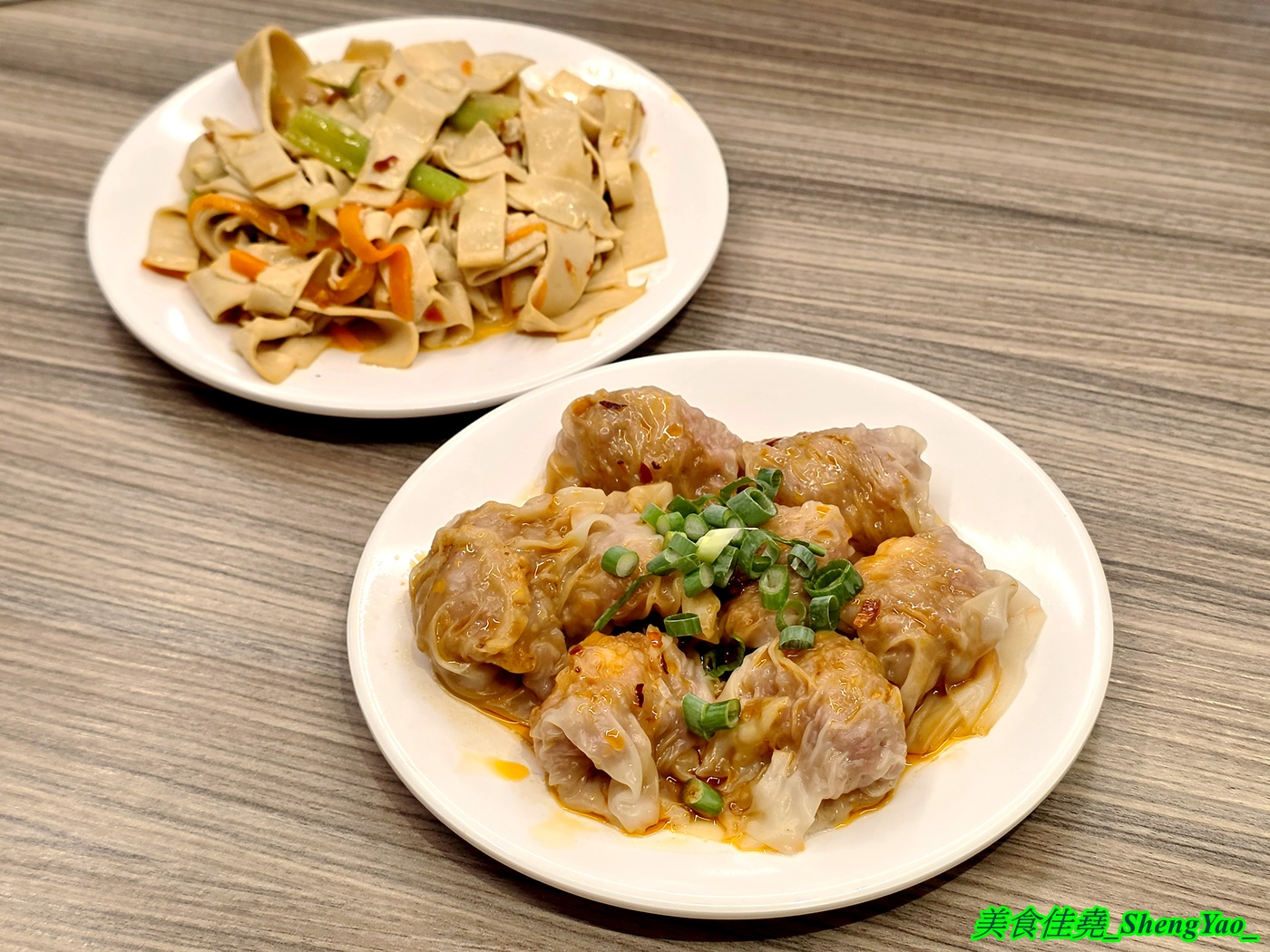 [台中梧棲]長袖廚房 – 海線首見鴛鴦牛肉麵，一個碗能吃到兩種不同口味的麵，可以隨時切換口味，還能跟朋友一人吃一邊。