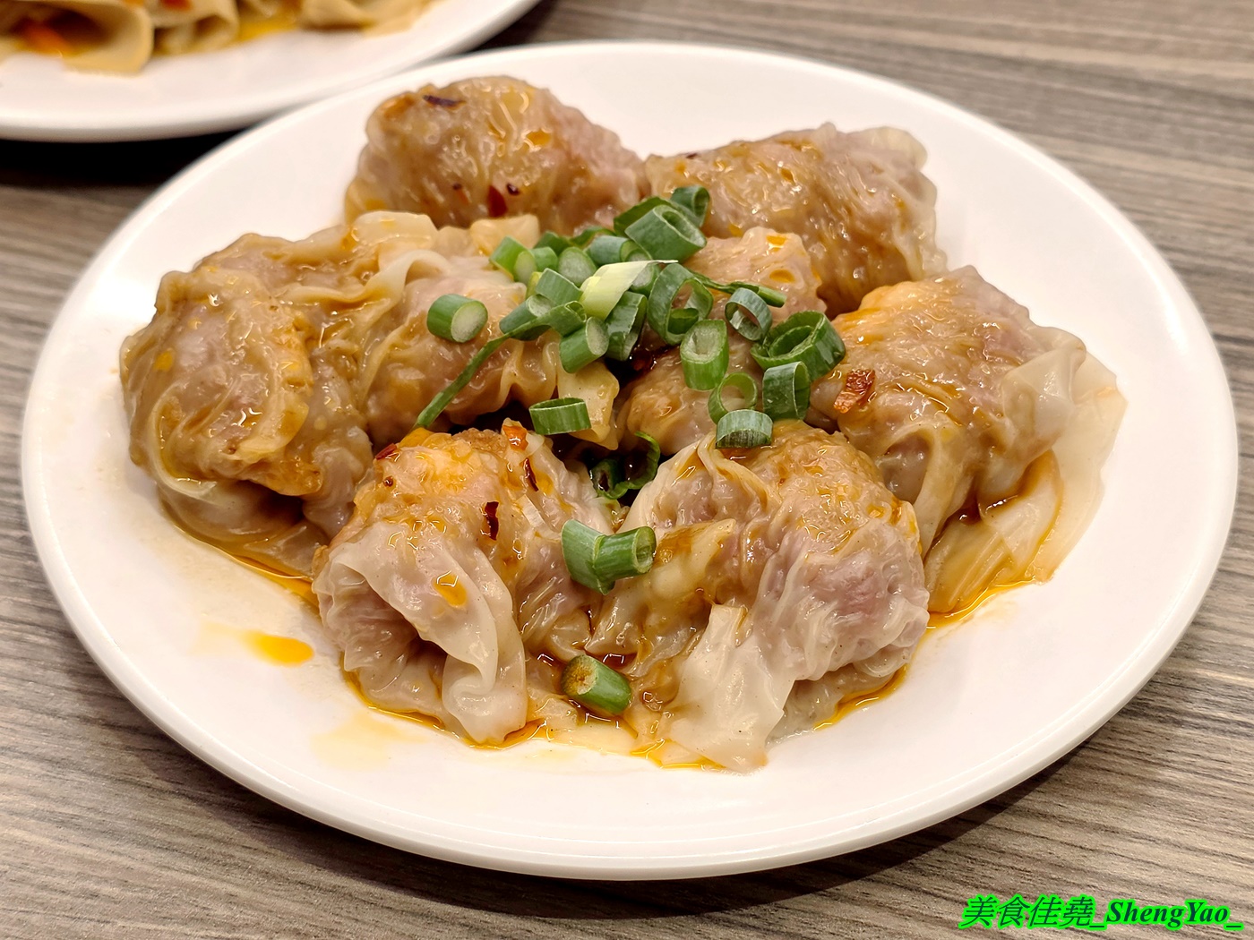 [台中梧棲]長袖廚房 – 海線首見鴛鴦牛肉麵，一個碗能吃到兩種不同口味的麵，可以隨時切換口味，還能跟朋友一人吃一邊。