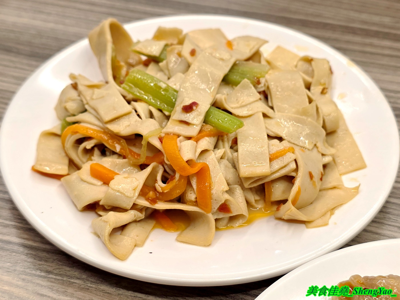 [台中梧棲]長袖廚房 – 海線首見鴛鴦牛肉麵，一個碗能吃到兩種不同口味的麵，可以隨時切換口味，還能跟朋友一人吃一邊。