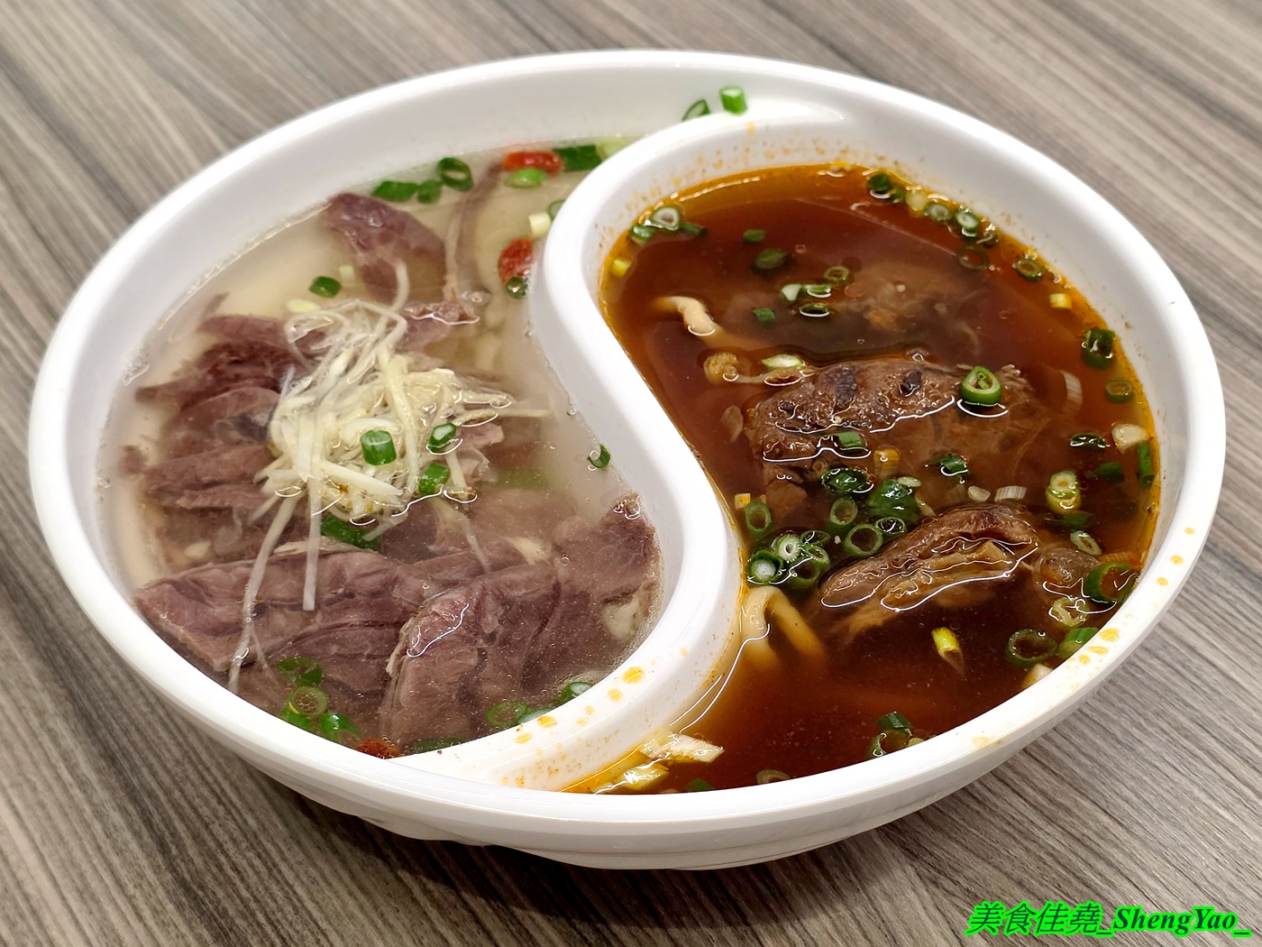 [台中梧棲]長袖廚房 – 海線首見鴛鴦牛肉麵，一個碗能吃到兩種不同口味的麵，可以隨時切換口味，還能跟朋友一人吃一邊。