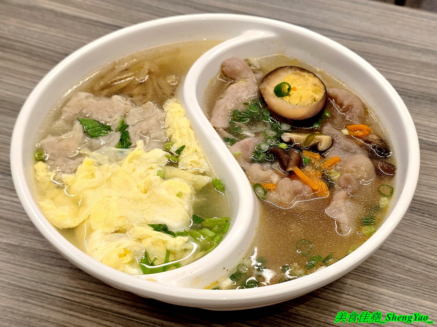 [台中梧棲]長袖廚房 – 海線首見鴛鴦牛肉麵，一個碗能吃到兩種不同口味的麵，可以隨時切換口味，還能跟朋友一人吃一邊。
