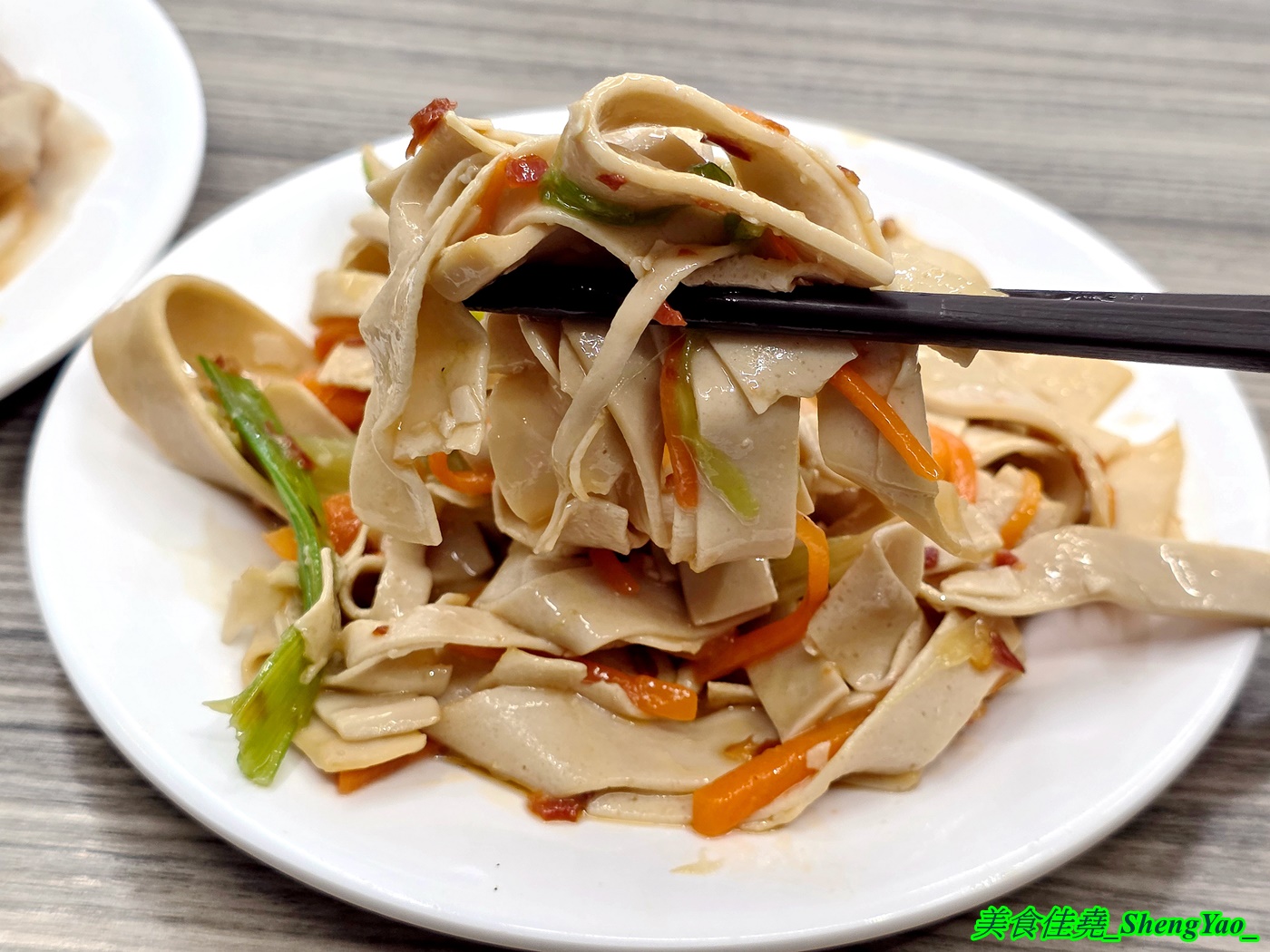 [台中梧棲]長袖廚房 – 海線首見鴛鴦牛肉麵，一個碗能吃到兩種不同口味的麵，可以隨時切換口味，還能跟朋友一人吃一邊。