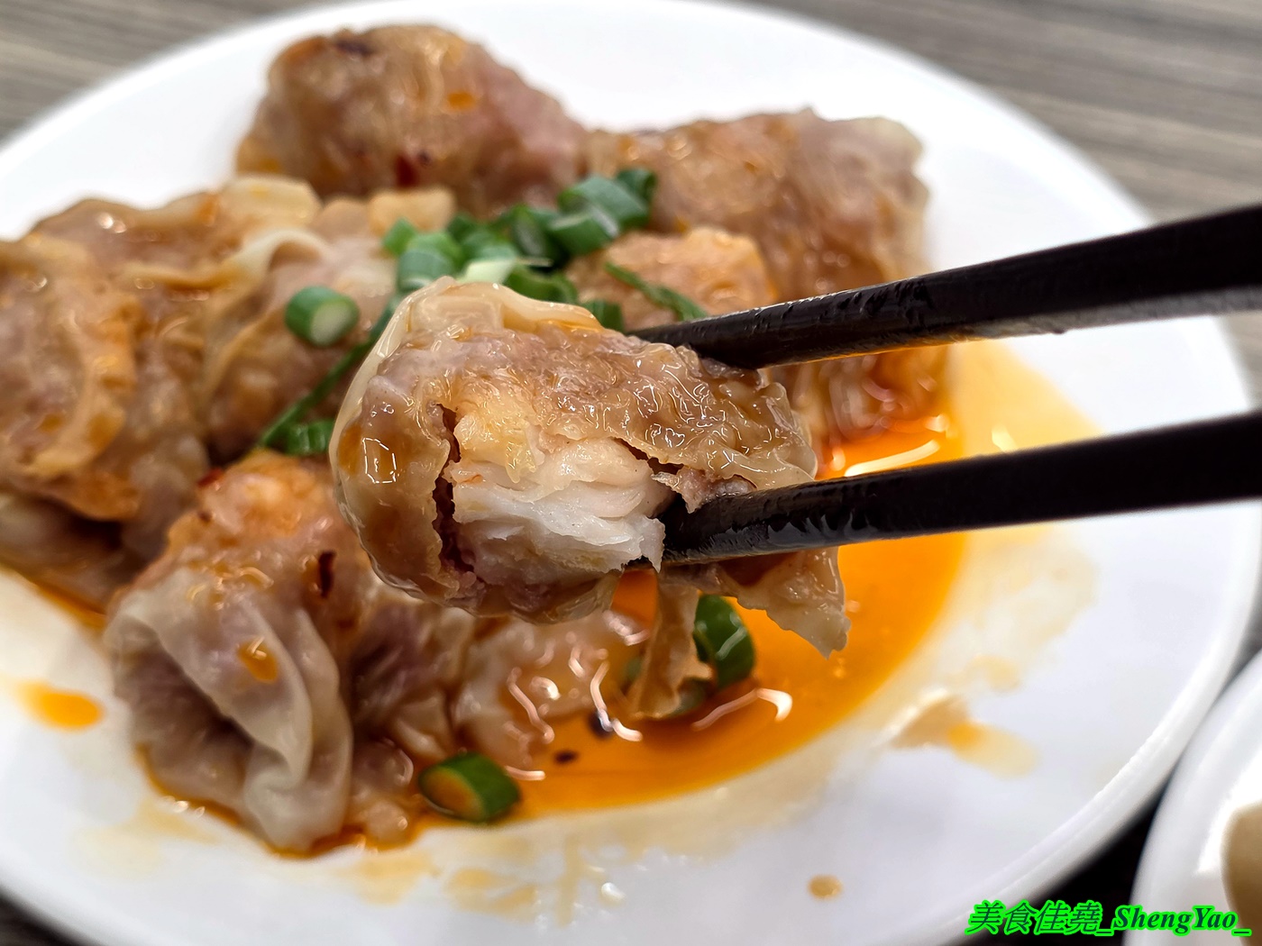 [台中梧棲]長袖廚房 – 海線首見鴛鴦牛肉麵，一個碗能吃到兩種不同口味的麵，可以隨時切換口味，還能跟朋友一人吃一邊。