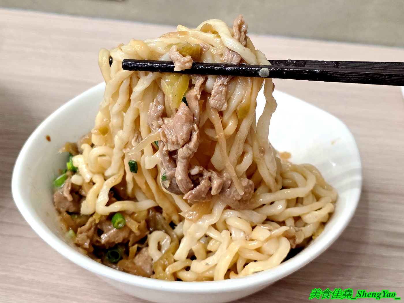 [台中梧棲]長袖廚房 – 海線首見鴛鴦牛肉麵，一個碗能吃到兩種不同口味的麵，可以隨時切換口味，還能跟朋友一人吃一邊。