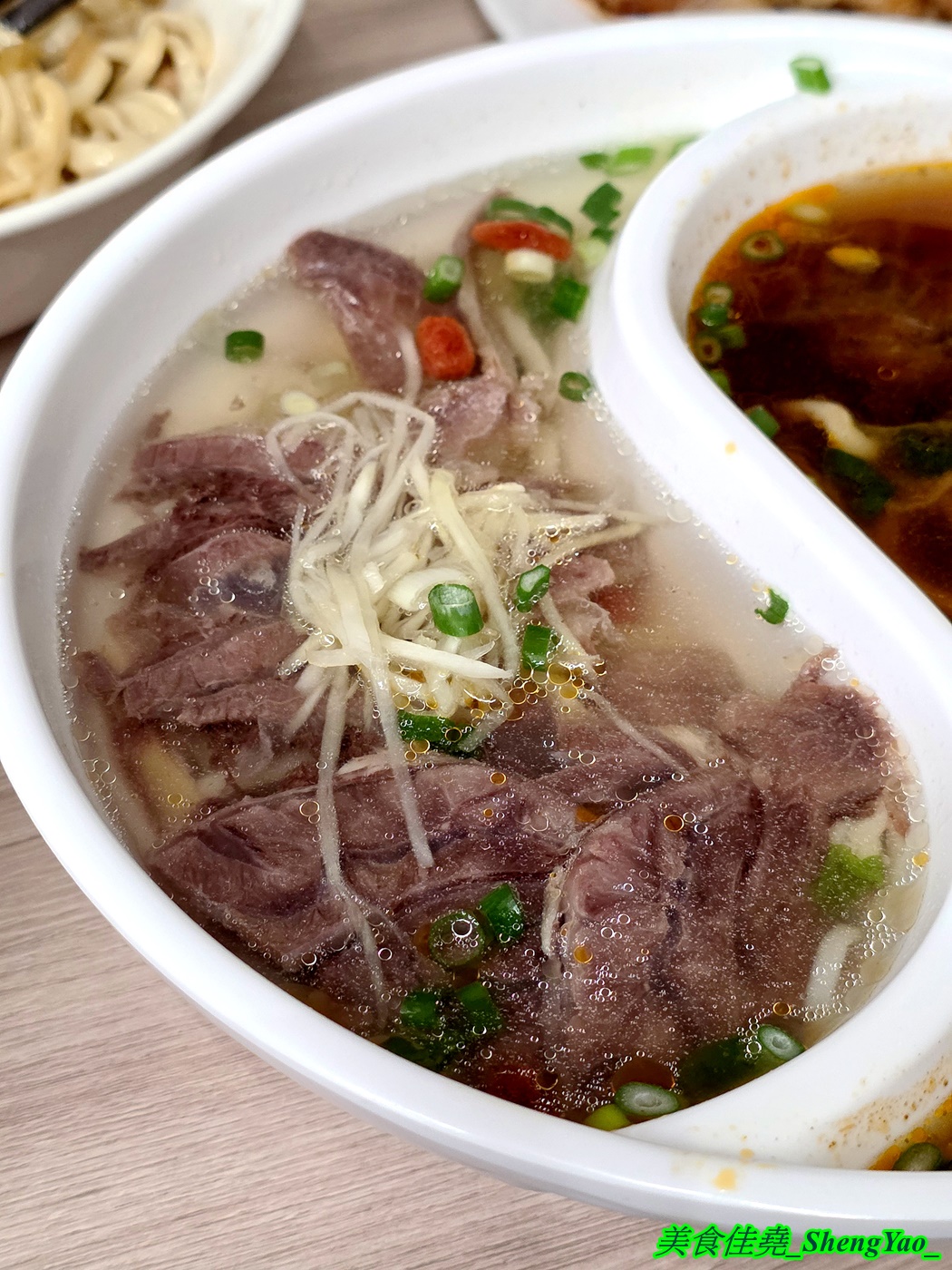 [台中梧棲]長袖廚房 – 海線首見鴛鴦牛肉麵，一個碗能吃到兩種不同口味的麵，可以隨時切換口味，還能跟朋友一人吃一邊。
