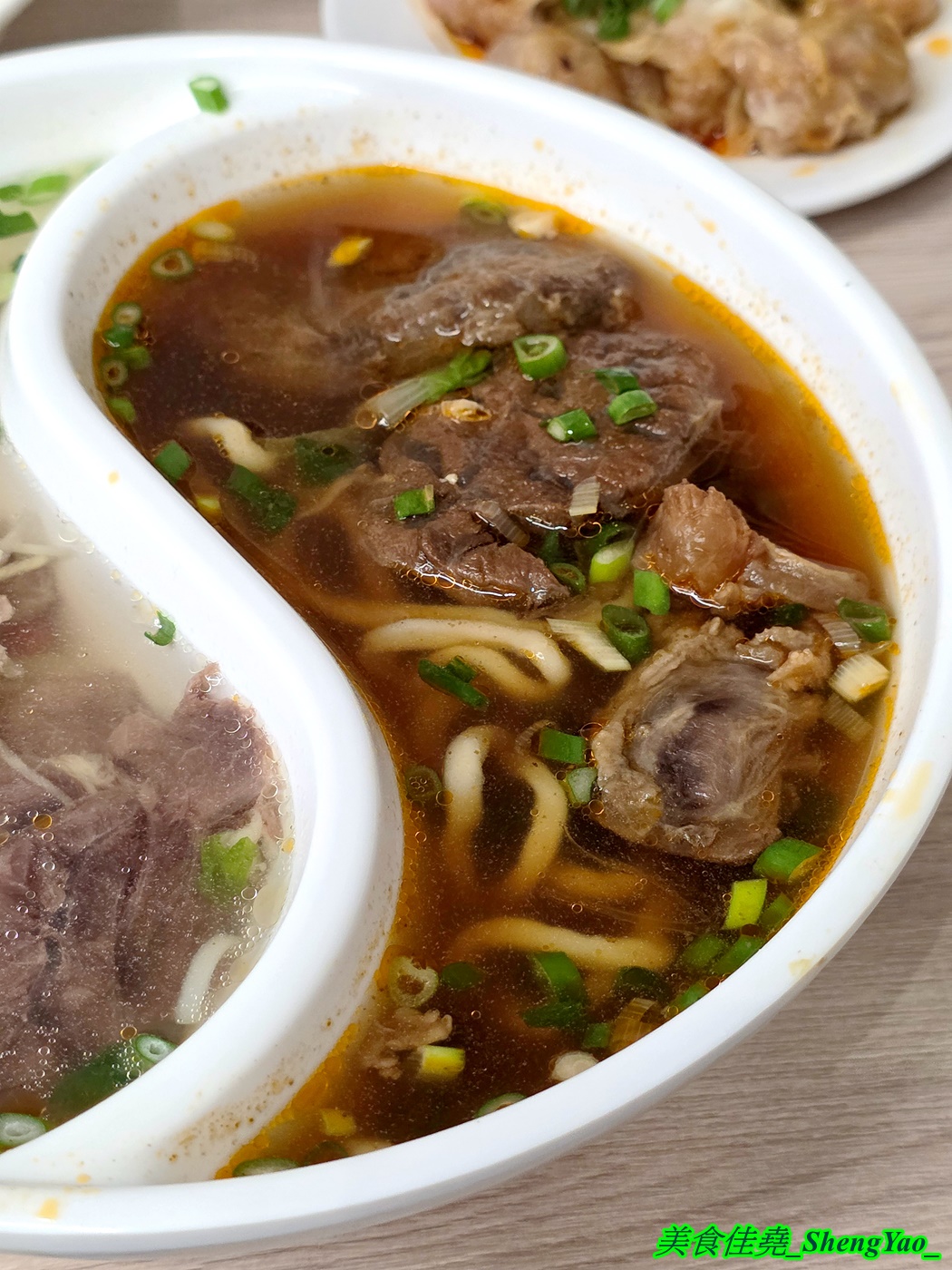 [台中梧棲]長袖廚房 – 海線首見鴛鴦牛肉麵，一個碗能吃到兩種不同口味的麵，可以隨時切換口味，還能跟朋友一人吃一邊。