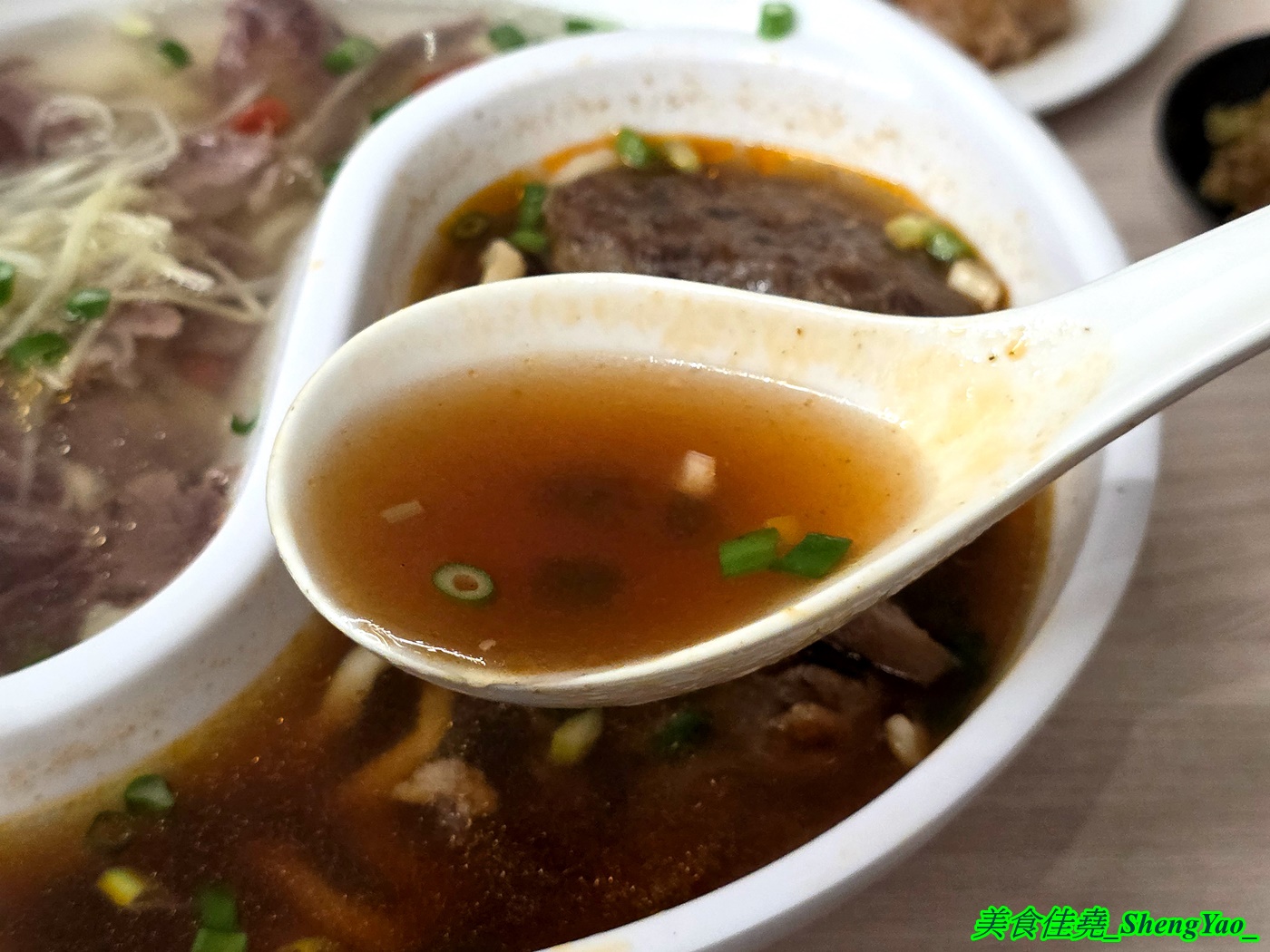 [台中梧棲]長袖廚房 – 海線首見鴛鴦牛肉麵，一個碗能吃到兩種不同口味的麵，可以隨時切換口味，還能跟朋友一人吃一邊。