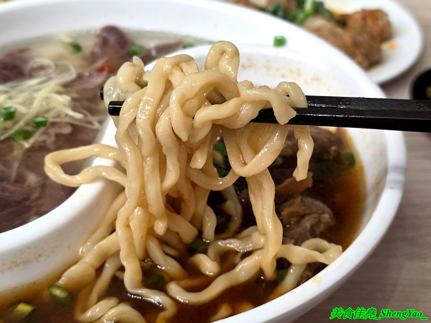 [台中梧棲]長袖廚房 – 海線首見鴛鴦牛肉麵，一個碗能吃到兩種不同口味的麵，可以隨時切換口味，還能跟朋友一人吃一邊。