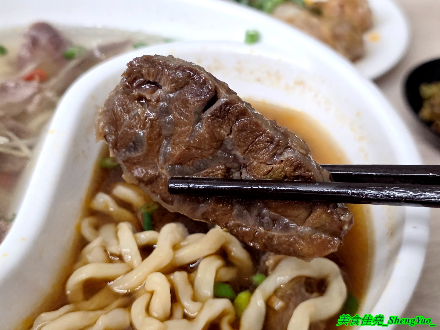 [台中梧棲]長袖廚房 – 海線首見鴛鴦牛肉麵，一個碗能吃到兩種不同口味的麵，可以隨時切換口味，還能跟朋友一人吃一邊。
