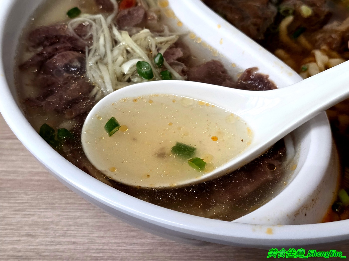 [台中梧棲]長袖廚房 – 海線首見鴛鴦牛肉麵，一個碗能吃到兩種不同口味的麵，可以隨時切換口味，還能跟朋友一人吃一邊。