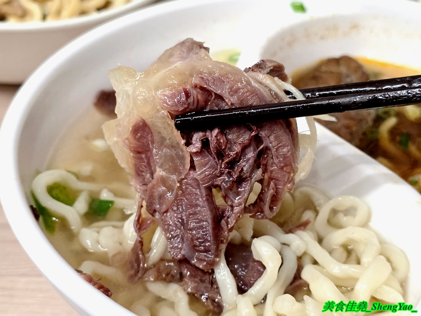 [台中梧棲]長袖廚房 – 海線首見鴛鴦牛肉麵，一個碗能吃到兩種不同口味的麵，可以隨時切換口味，還能跟朋友一人吃一邊。