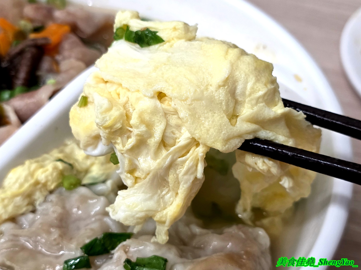 [台中梧棲]長袖廚房 – 海線首見鴛鴦牛肉麵，一個碗能吃到兩種不同口味的麵，可以隨時切換口味，還能跟朋友一人吃一邊。