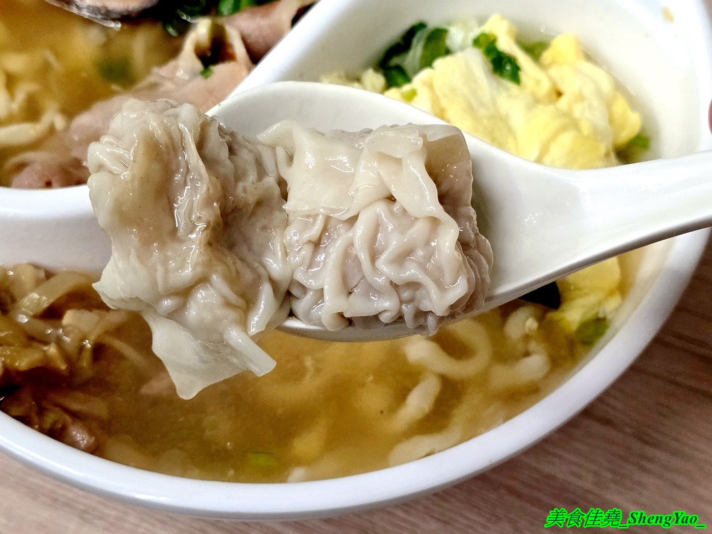 [台中梧棲]長袖廚房 – 海線首見鴛鴦牛肉麵，一個碗能吃到兩種不同口味的麵，可以隨時切換口味，還能跟朋友一人吃一邊。