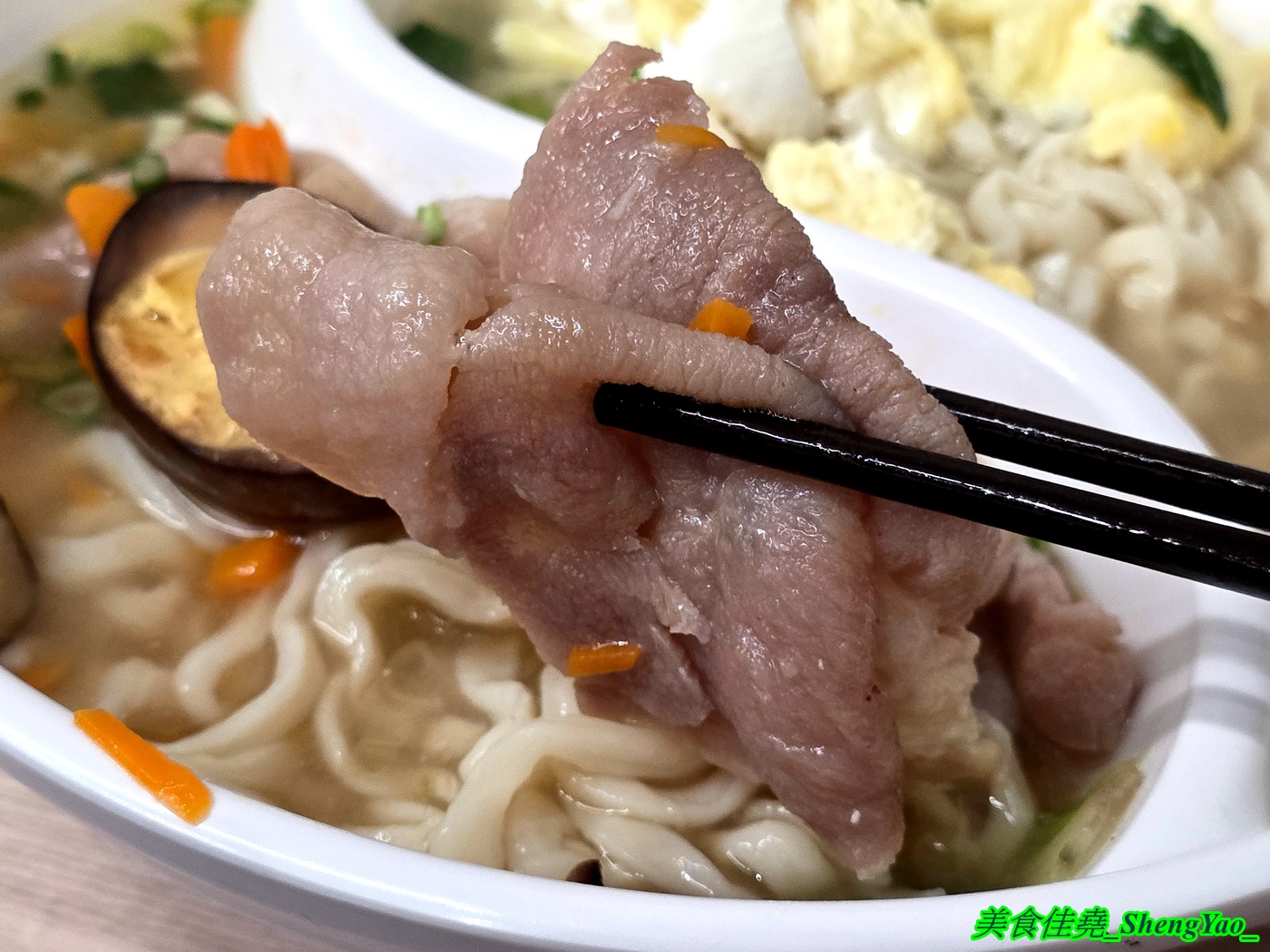 [台中梧棲]長袖廚房 – 海線首見鴛鴦牛肉麵，一個碗能吃到兩種不同口味的麵，可以隨時切換口味，還能跟朋友一人吃一邊。