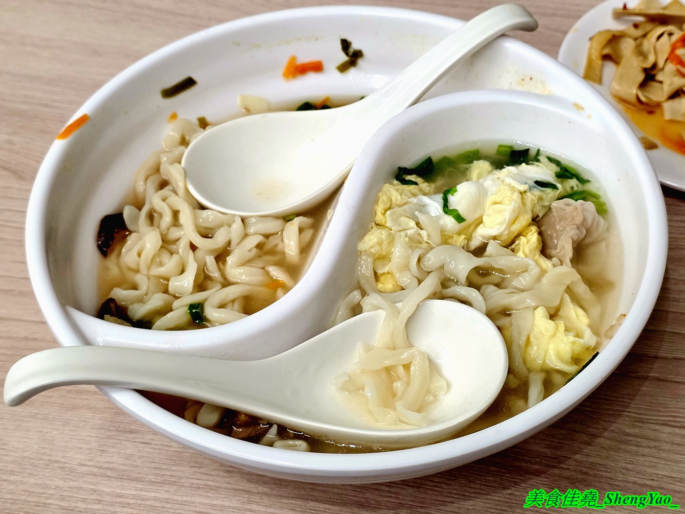 [台中梧棲]長袖廚房 – 海線首見鴛鴦牛肉麵，一個碗能吃到兩種不同口味的麵，可以隨時切換口味，還能跟朋友一人吃一邊。