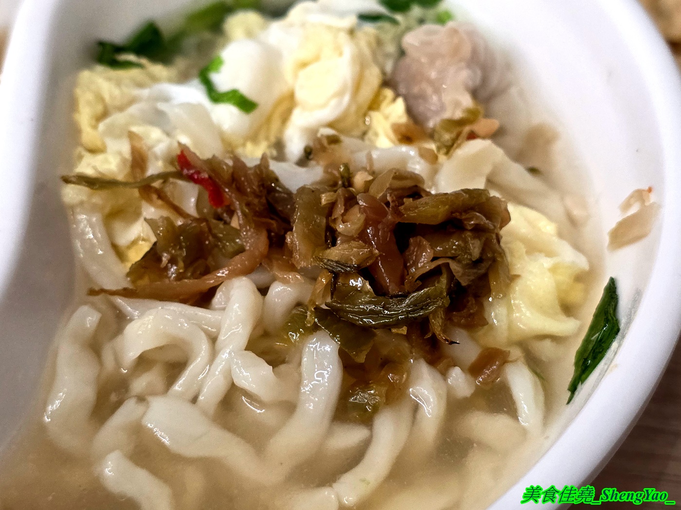 [台中梧棲]長袖廚房 – 海線首見鴛鴦牛肉麵，一個碗能吃到兩種不同口味的麵，可以隨時切換口味，還能跟朋友一人吃一邊。