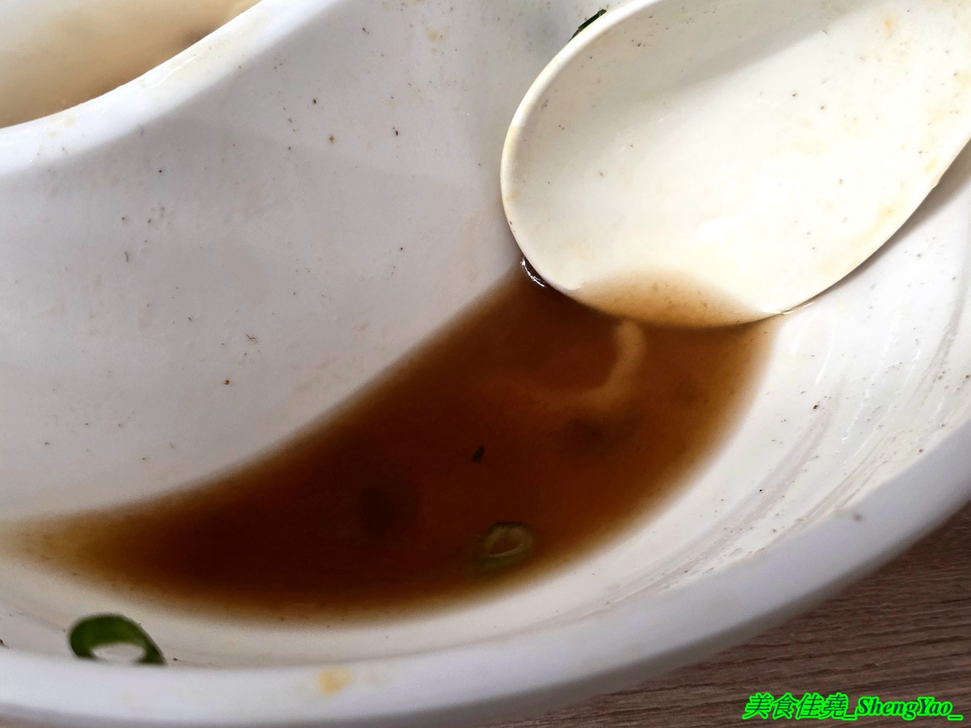 [台中梧棲]長袖廚房 – 海線首見鴛鴦牛肉麵，一個碗能吃到兩種不同口味的麵，可以隨時切換口味，還能跟朋友一人吃一邊。