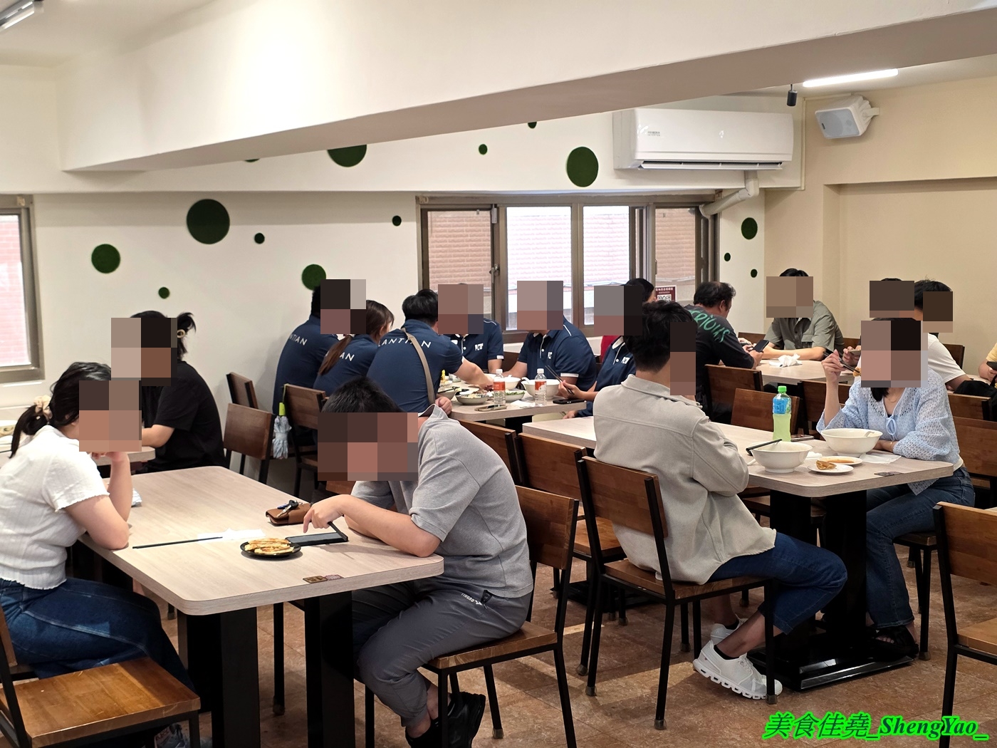[台中梧棲]長袖廚房 – 海線首見鴛鴦牛肉麵，一個碗能吃到兩種不同口味的麵，可以隨時切換口味，還能跟朋友一人吃一邊。