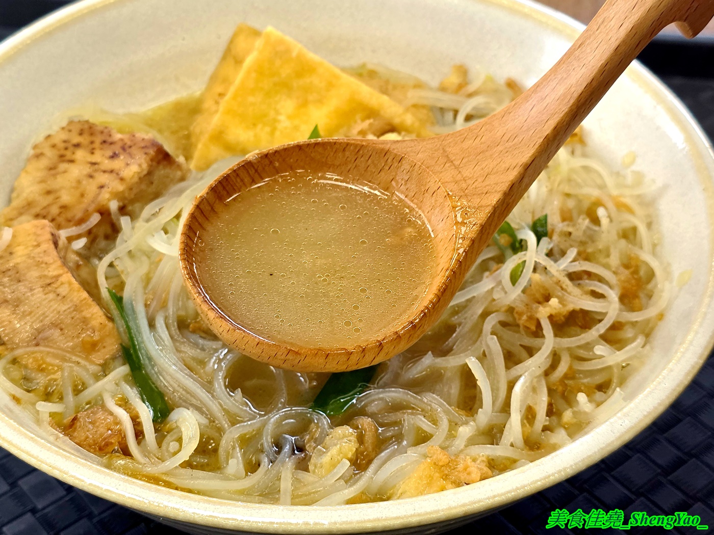 [台中沙鹿]虎拉撒什錦麵 – 彰化開過來的古早味什錦麵，還有芋頭米粉湯和多樣特色小菜，用料實在大份量，口味較為清淡。