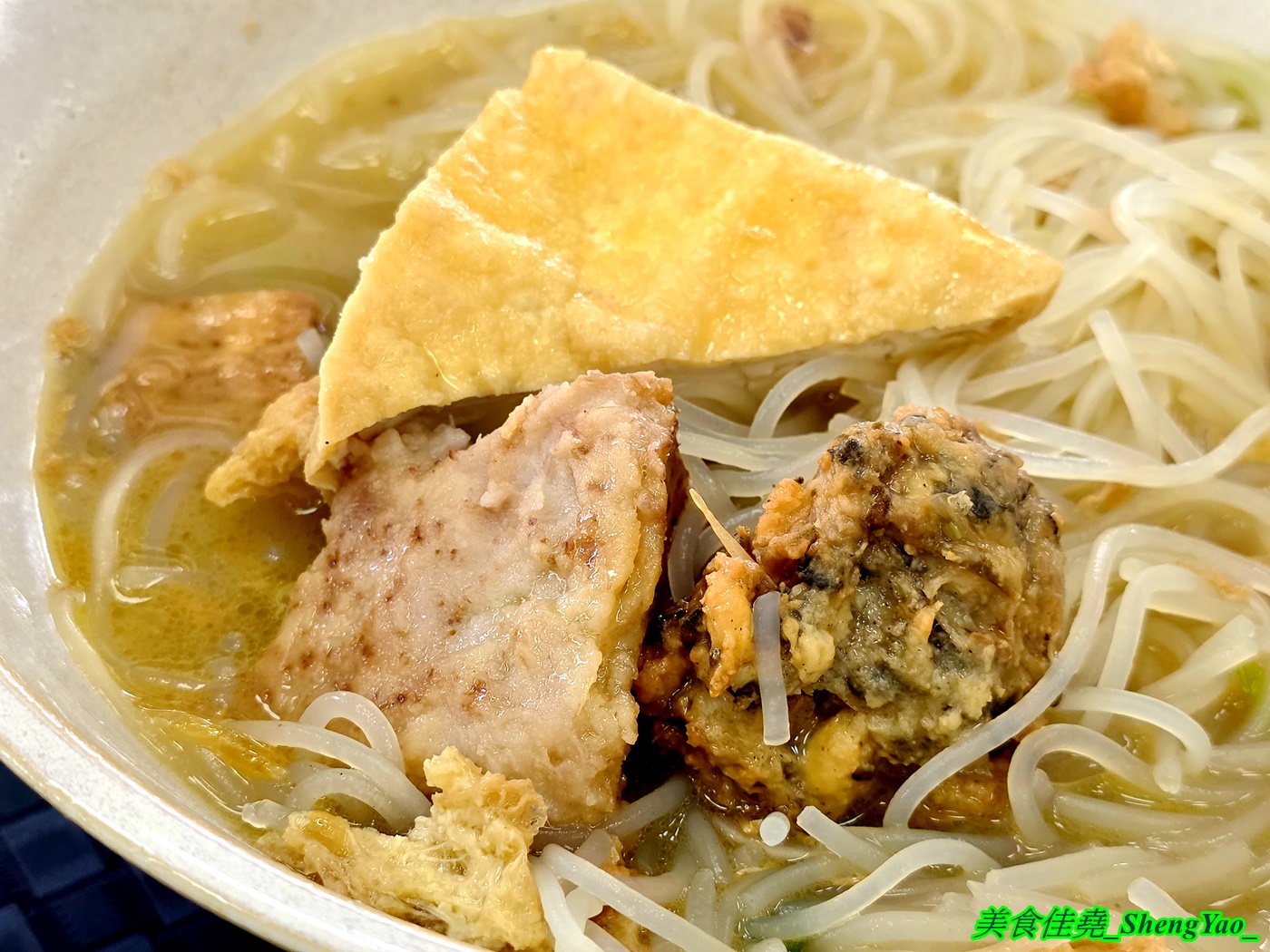 [台中沙鹿]虎拉撒什錦麵 – 彰化開過來的古早味什錦麵，還有芋頭米粉湯和多樣特色小菜，用料實在大份量，口味較為清淡。