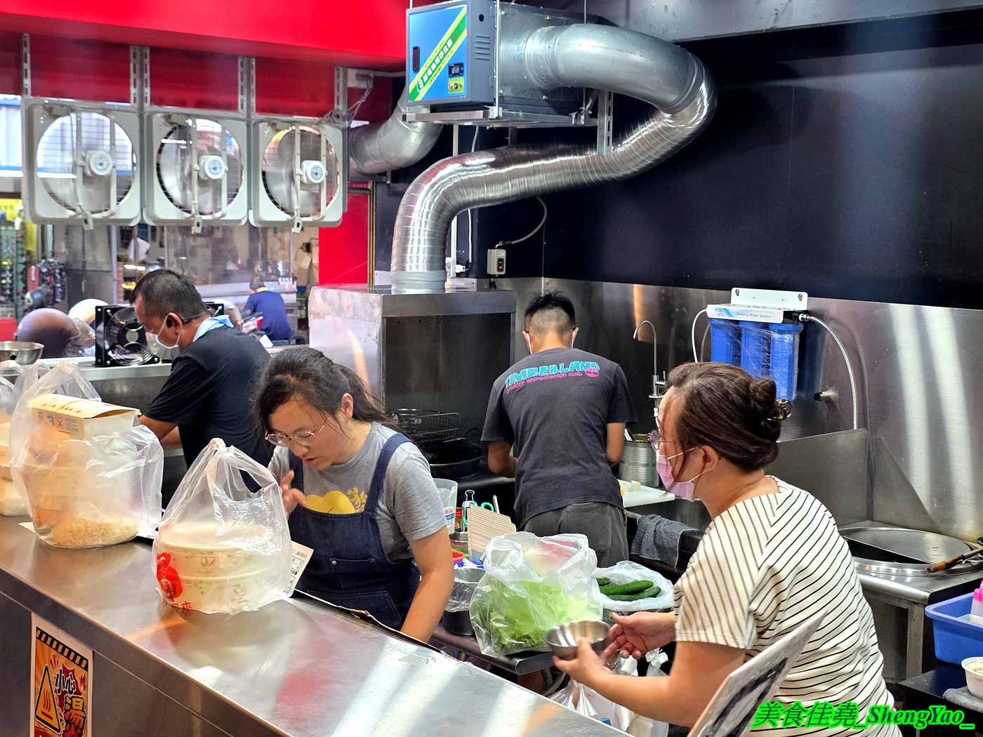 [台中清水]清蒸臭豆腐 – 店名很隨意，但東西不隨便，蒸臭豆腐三種口味各有特色，還有炸臭豆腐、水晶雞肉飯和炒烏龍麵也好吃。
