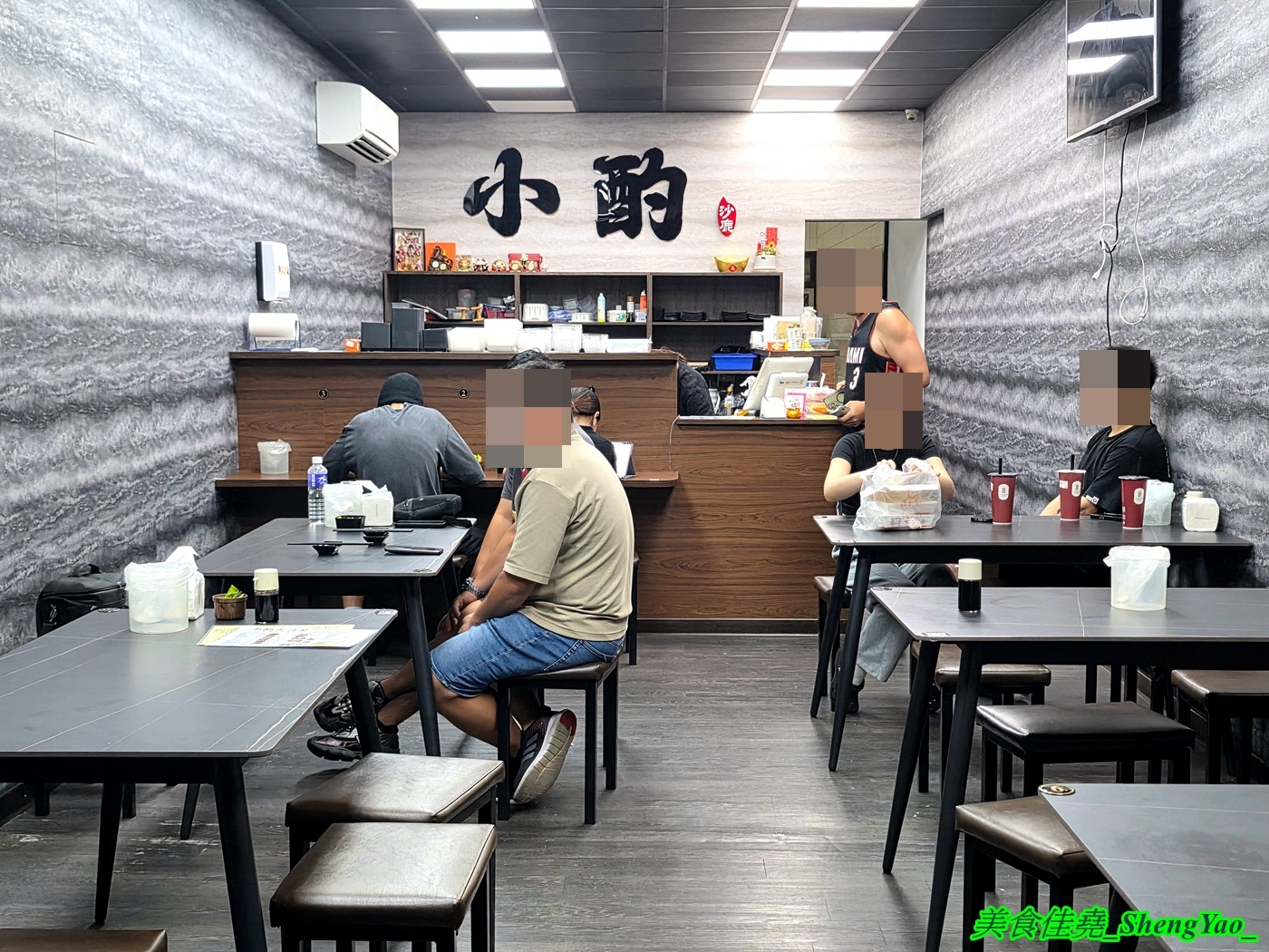 [台中沙鹿]小酌壽司屋 – 海線唯一的深夜壽司生魚片專賣店，招牌鮭魚大富翁讓人直接實現鮭魚自由，新菜單還有烏龍麵炸物烤物，餐點選擇多很多。