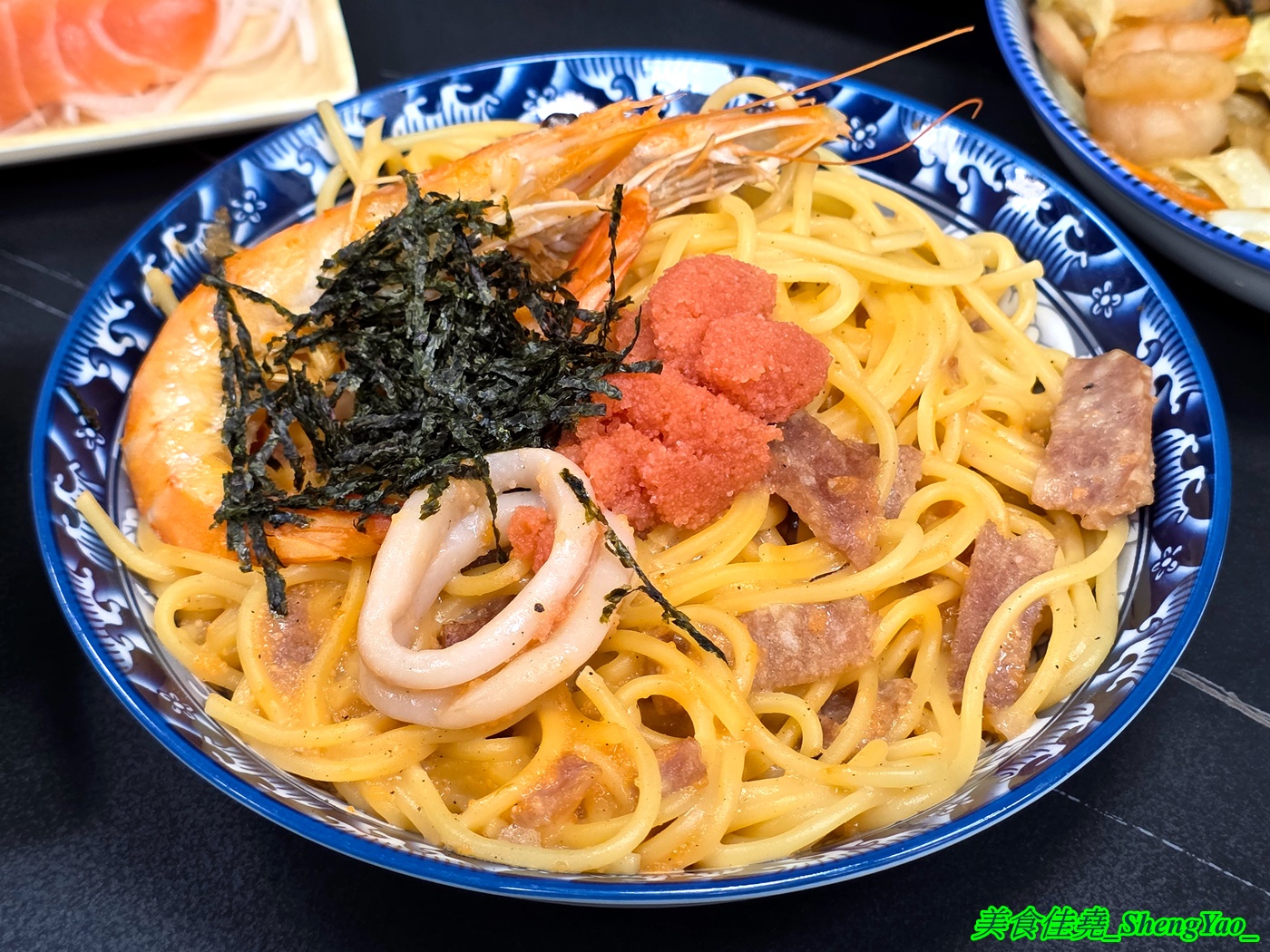 [台中沙鹿]小酌壽司屋 – 海線唯一的深夜壽司生魚片專賣店，招牌鮭魚大富翁讓人直接實現鮭魚自由，新菜單還有烏龍麵炸物烤物，餐點選擇多很多。