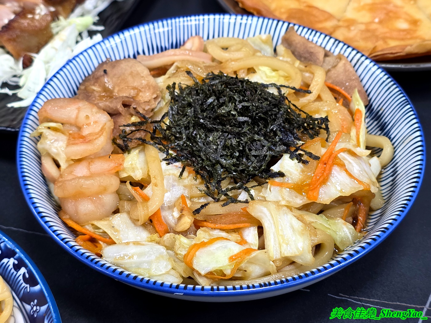 [台中沙鹿]小酌壽司屋 – 海線唯一的深夜壽司生魚片專賣店，招牌鮭魚大富翁讓人直接實現鮭魚自由，新菜單還有烏龍麵炸物烤物，餐點選擇多很多。