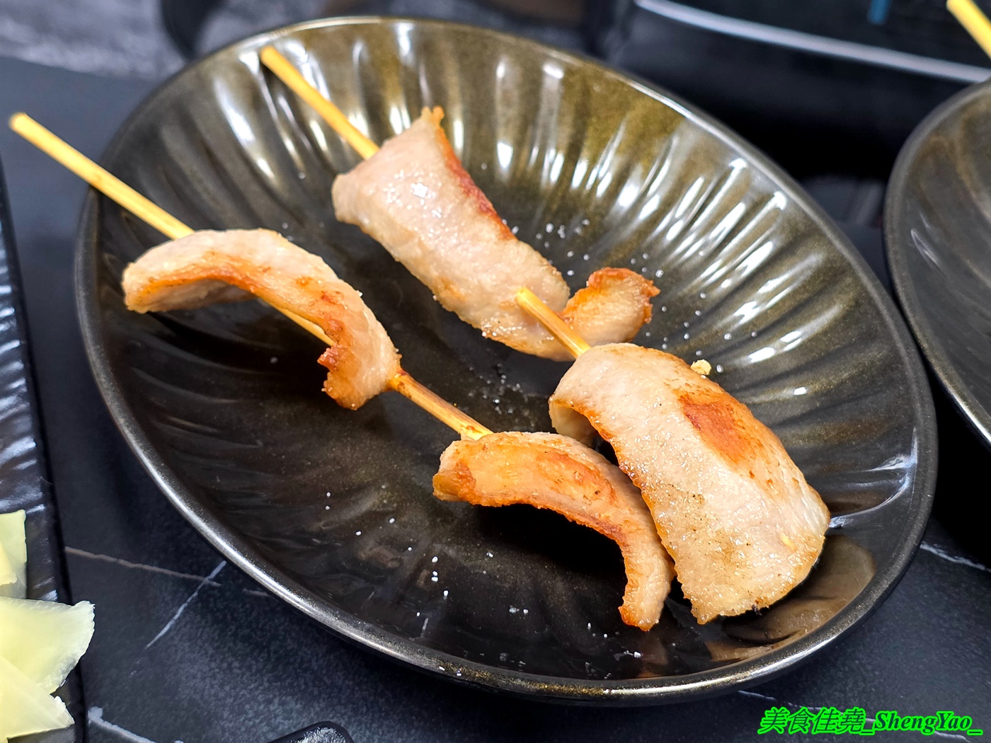 [台中沙鹿]小酌壽司屋 – 海線唯一的深夜壽司生魚片專賣店，招牌鮭魚大富翁讓人直接實現鮭魚自由，新菜單還有烏龍麵炸物烤物，餐點選擇多很多。