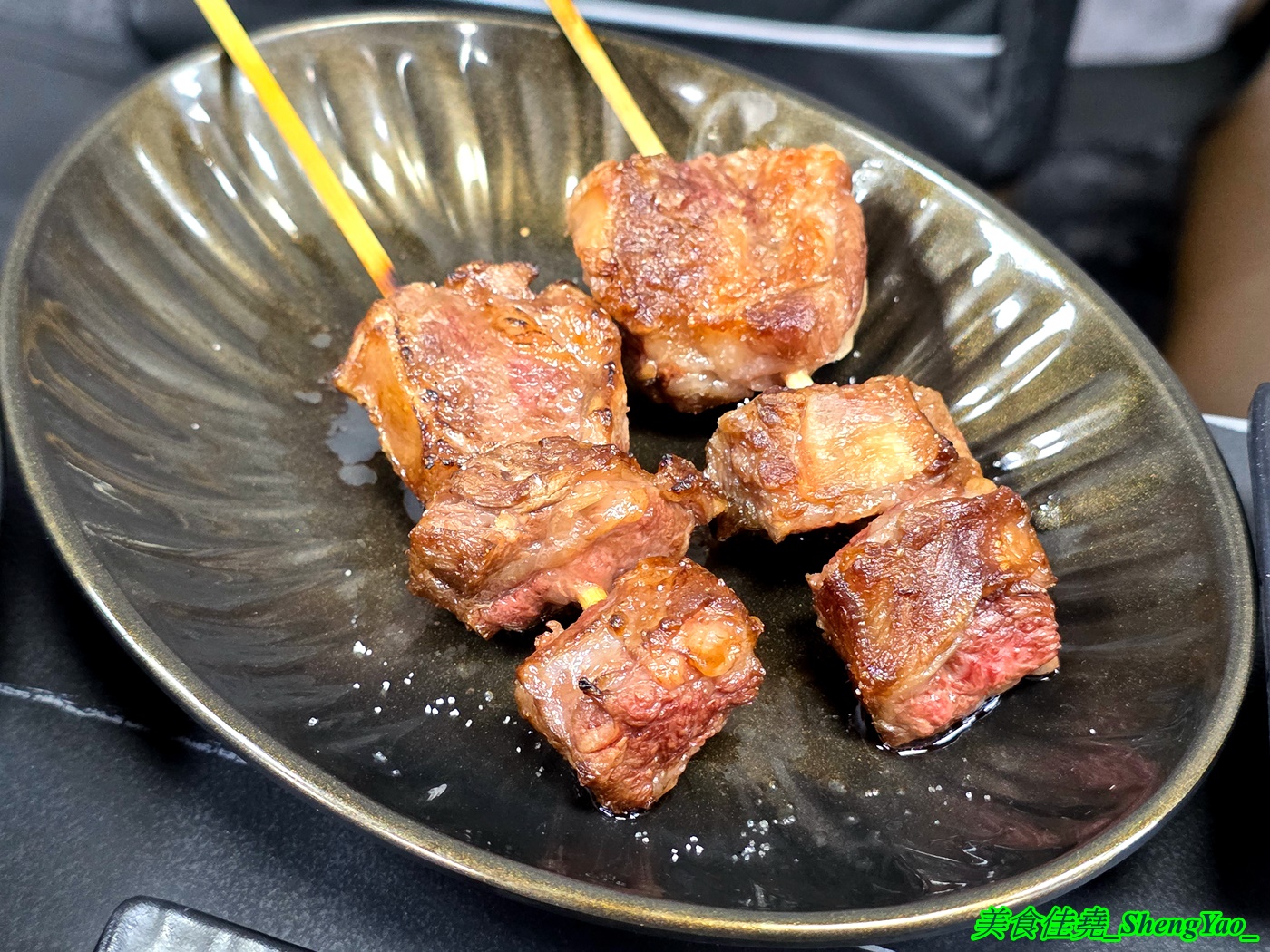 [台中沙鹿]小酌壽司屋 – 海線唯一的深夜壽司生魚片專賣店，招牌鮭魚大富翁讓人直接實現鮭魚自由，新菜單還有烏龍麵炸物烤物，餐點選擇多很多。