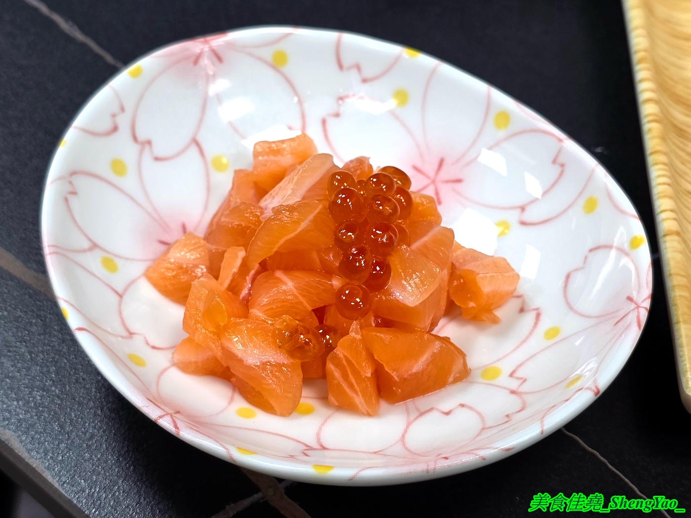 [台中沙鹿]小酌壽司屋 – 海線唯一的深夜壽司生魚片專賣店，招牌鮭魚大富翁讓人直接實現鮭魚自由，新菜單還有烏龍麵炸物烤物，餐點選擇多很多。