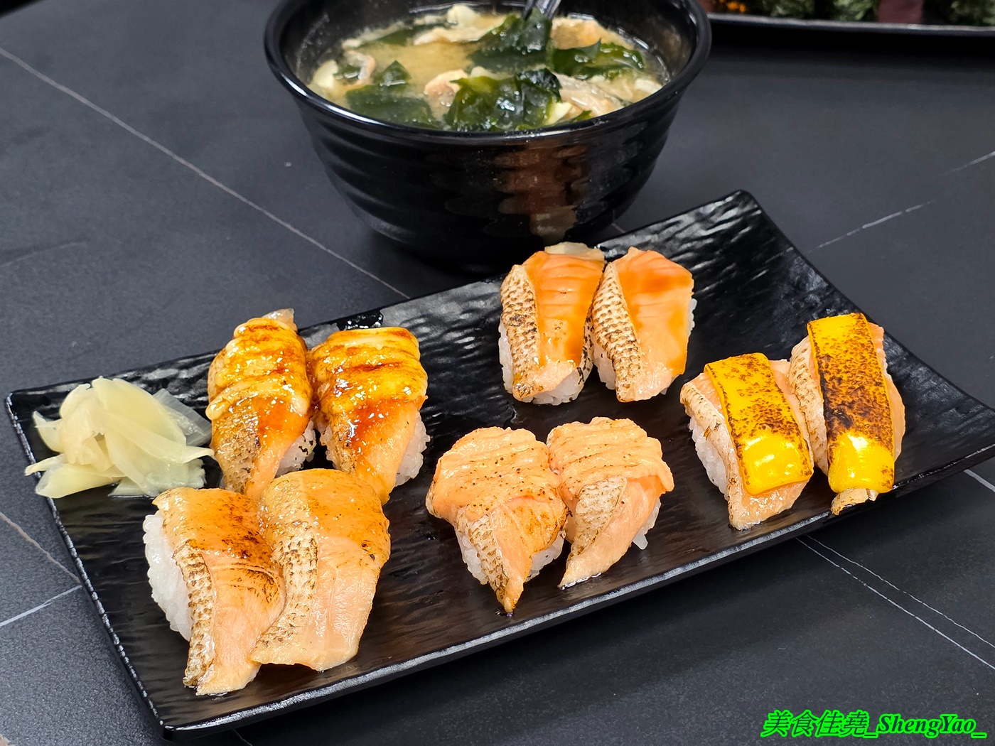 [台中沙鹿]小酌壽司屋 – 海線唯一的深夜壽司生魚片專賣店，招牌鮭魚大富翁讓人直接實現鮭魚自由，新菜單還有烏龍麵炸物烤物，餐點選擇多很多。