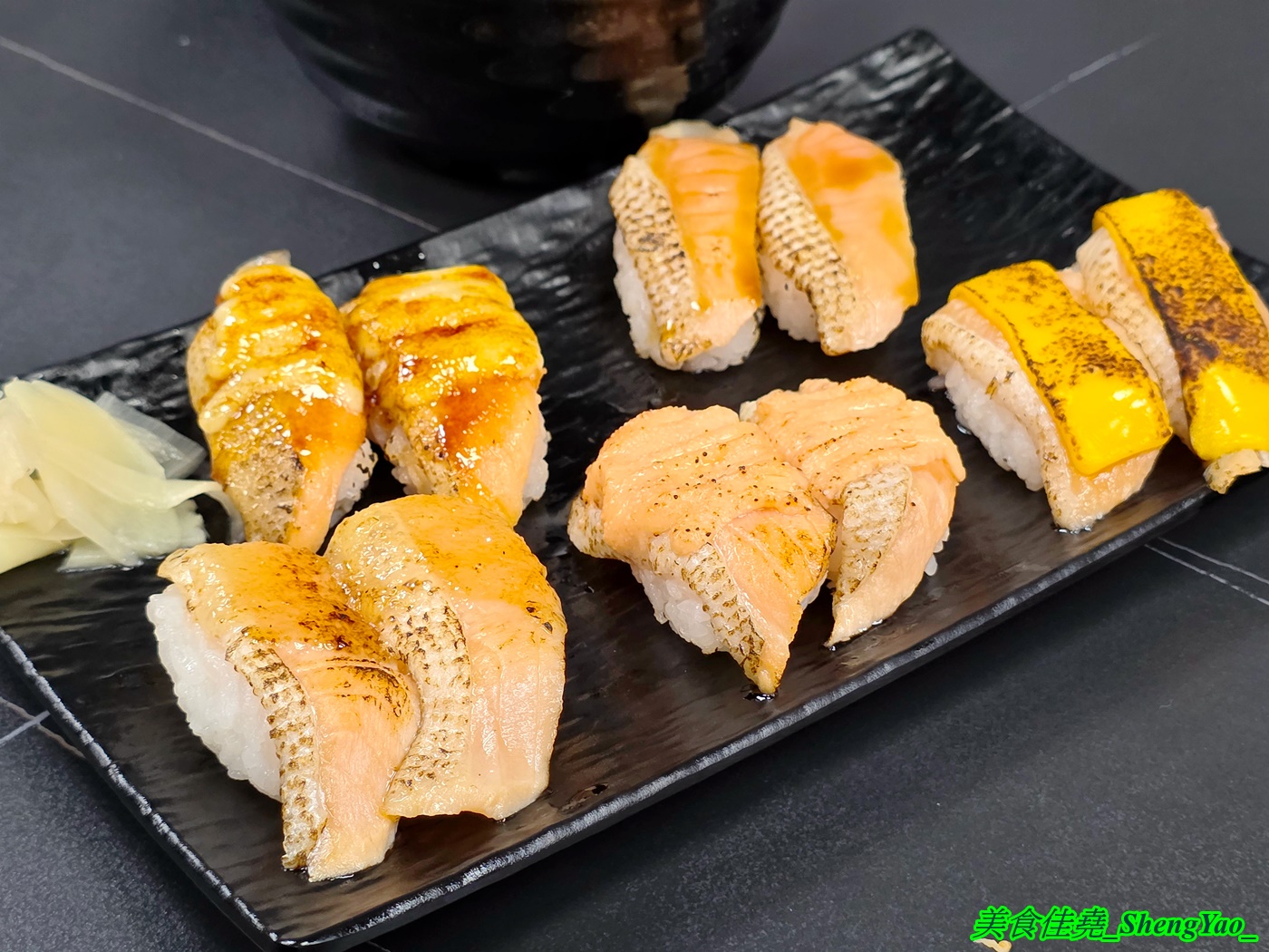 [台中沙鹿]小酌壽司屋 – 海線唯一的深夜壽司生魚片專賣店，招牌鮭魚大富翁讓人直接實現鮭魚自由，新菜單還有烏龍麵炸物烤物，餐點選擇多很多。