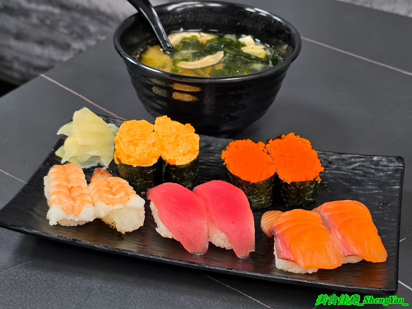 [台中沙鹿]小酌壽司屋 – 海線唯一的深夜壽司生魚片專賣店，招牌鮭魚大富翁讓人直接實現鮭魚自由，新菜單還有烏龍麵炸物烤物，餐點選擇多很多。
