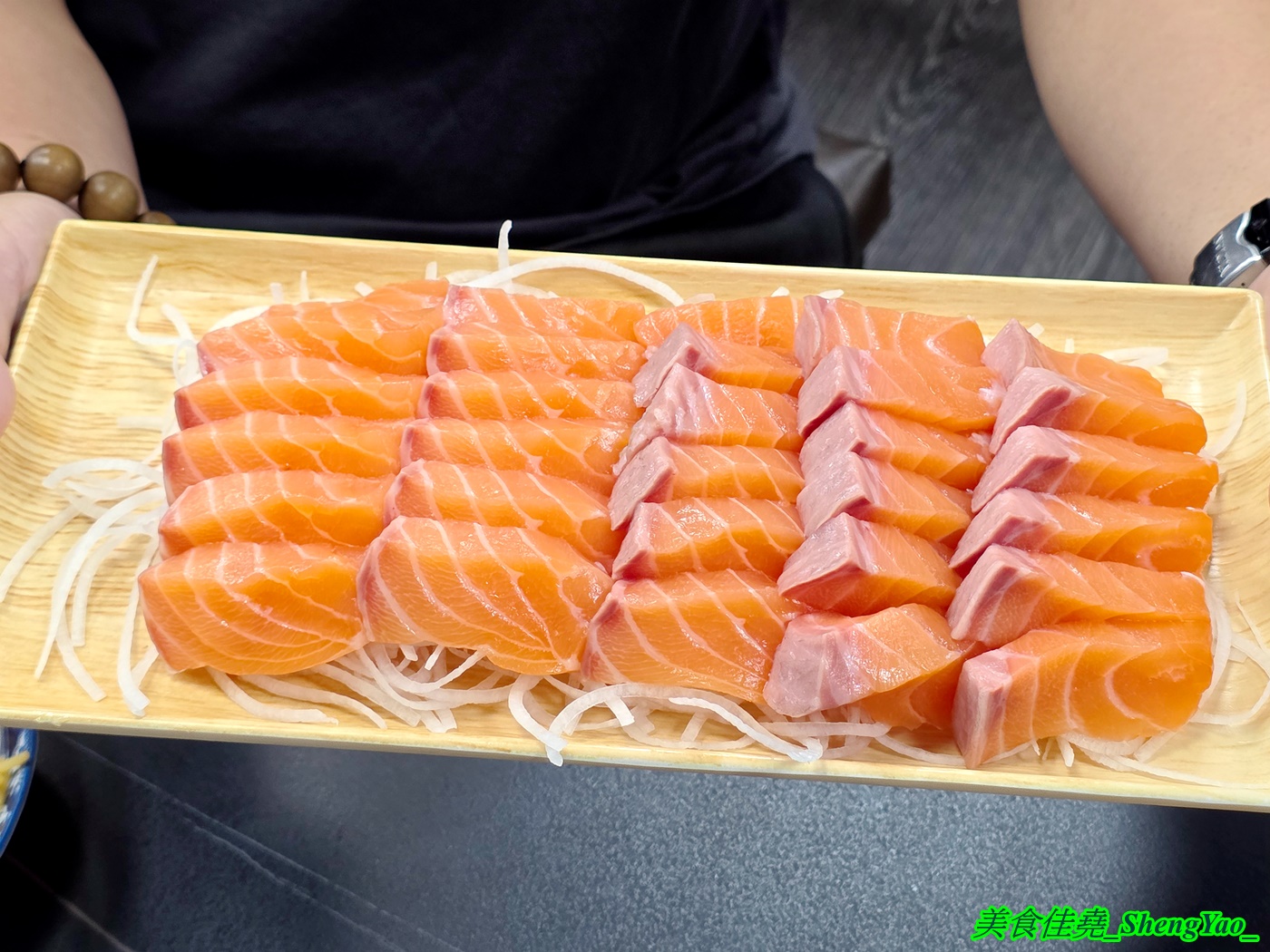 [台中沙鹿]小酌壽司屋 – 海線唯一的深夜壽司生魚片專賣店，招牌鮭魚大富翁讓人直接實現鮭魚自由，新菜單還有烏龍麵炸物烤物，餐點選擇多很多。