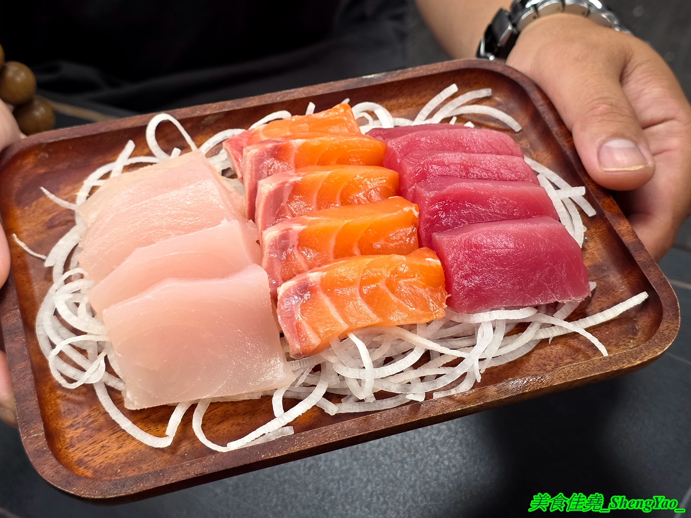 [台中沙鹿]小酌壽司屋 – 海線唯一的深夜壽司生魚片專賣店，招牌鮭魚大富翁讓人直接實現鮭魚自由，新菜單還有烏龍麵炸物烤物，餐點選擇多很多。