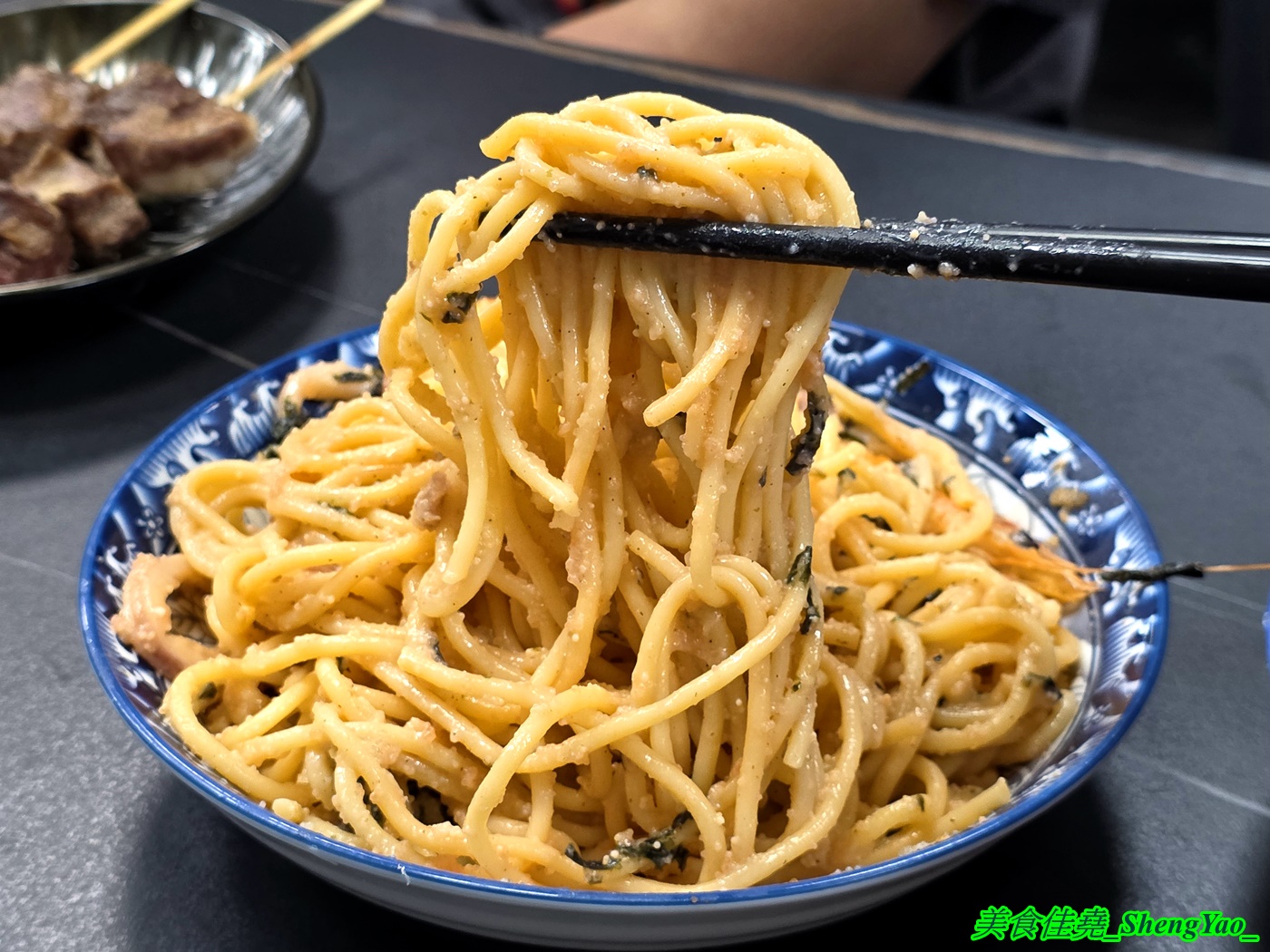 [台中沙鹿]小酌壽司屋 – 海線唯一的深夜壽司生魚片專賣店，招牌鮭魚大富翁讓人直接實現鮭魚自由，新菜單還有烏龍麵炸物烤物，餐點選擇多很多。