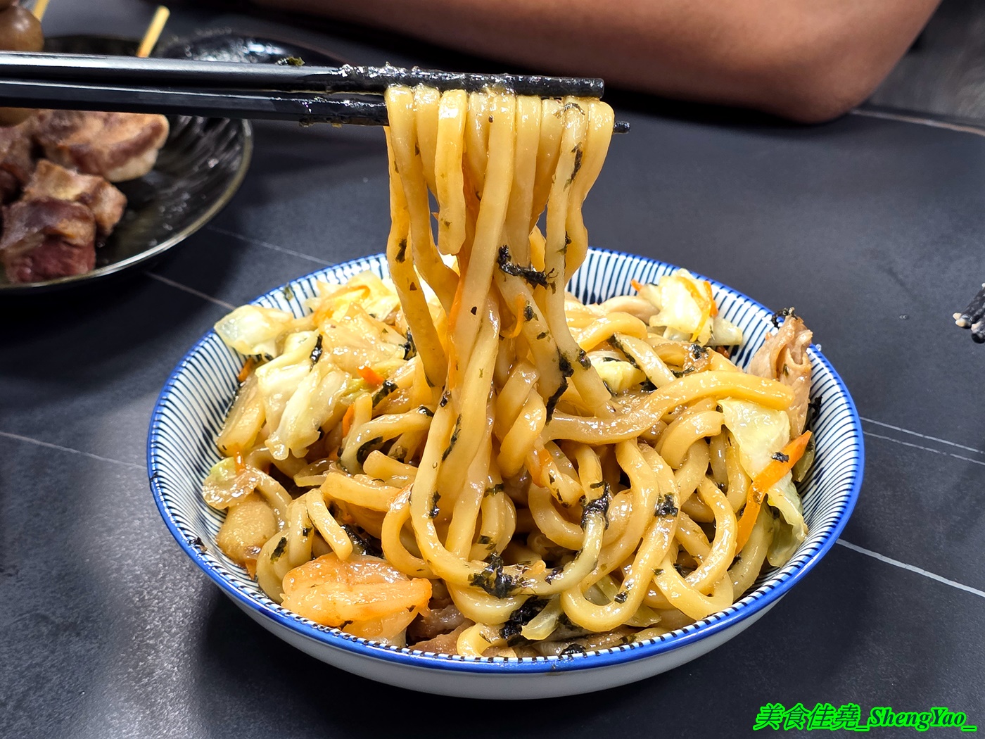 [台中沙鹿]小酌壽司屋 – 海線唯一的深夜壽司生魚片專賣店，招牌鮭魚大富翁讓人直接實現鮭魚自由，新菜單還有烏龍麵炸物烤物，餐點選擇多很多。
